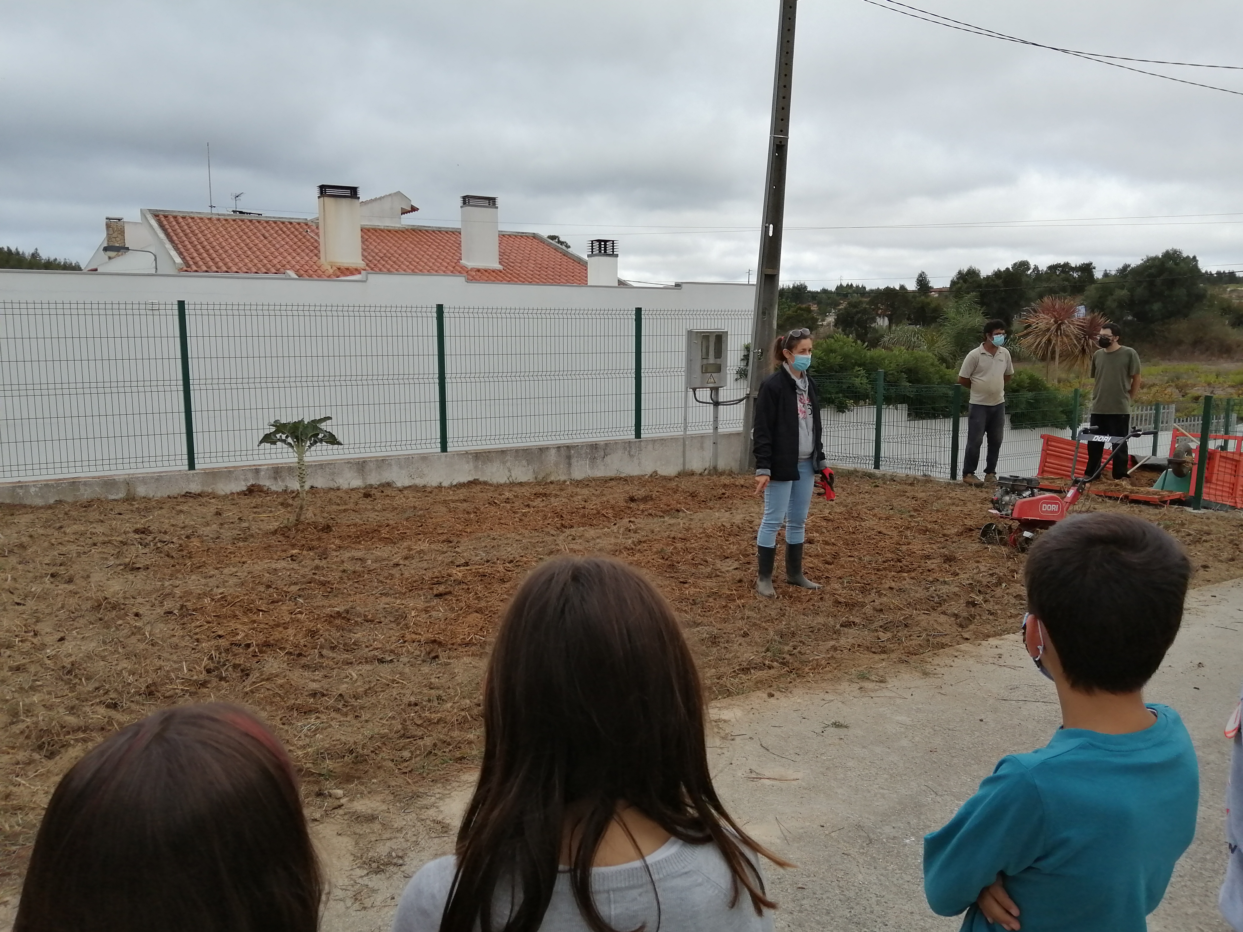 No início do ano letivo foi efetuada a preparação e a fertilização do solo, por técnicos da Câmara Municipal, onde foi explicado este processo aos alunos.
