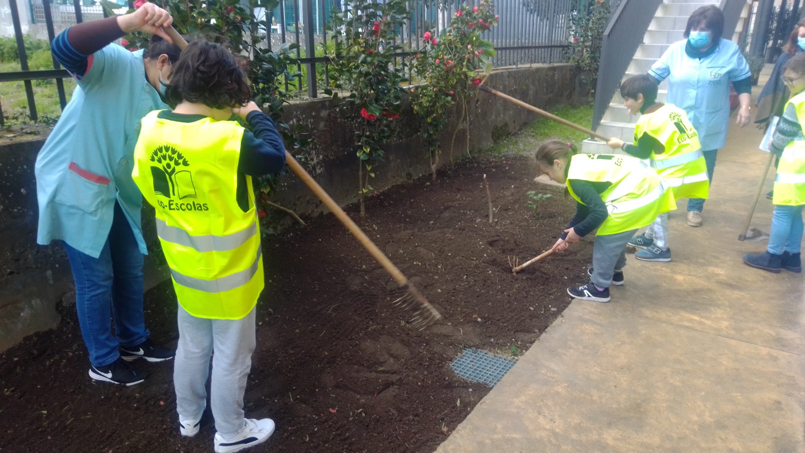 Preparação do terreno da horta pelos alunos da brigada eco-escolas e apoio de assistentes operacionais.