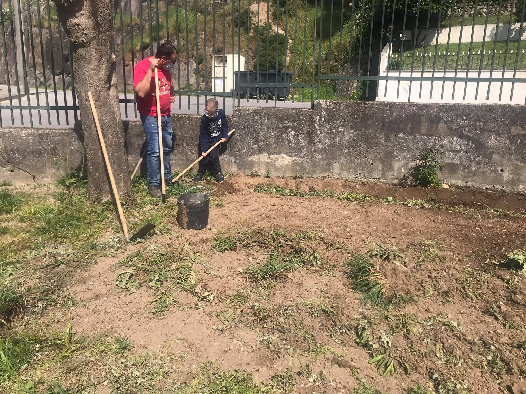 O André (aluno do 1º Ciclo com apoio da educação especial) e o seu pai (agricultor).