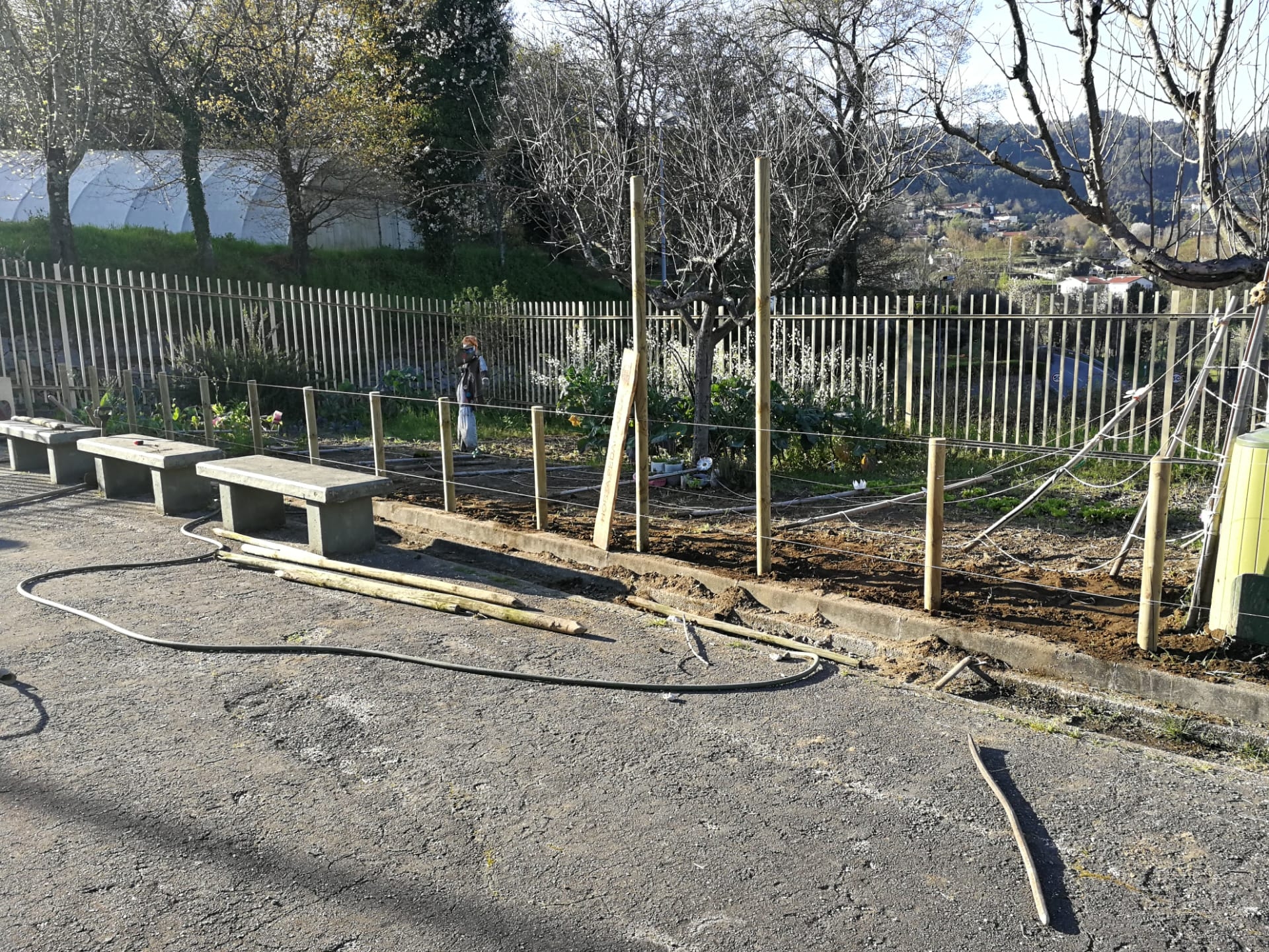 Renovação da cerca da Horta com material sustentável.