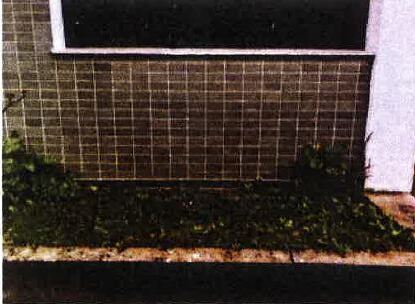 Canteiro das Ervas aromáticas da Eco-Escola ESEL (fase 1) - canteiro situado na parte lateral do refeitório da ESEL no edifício da residência dos estudantes. Tem ervas, uma roseira e um molho de jarros brancos.