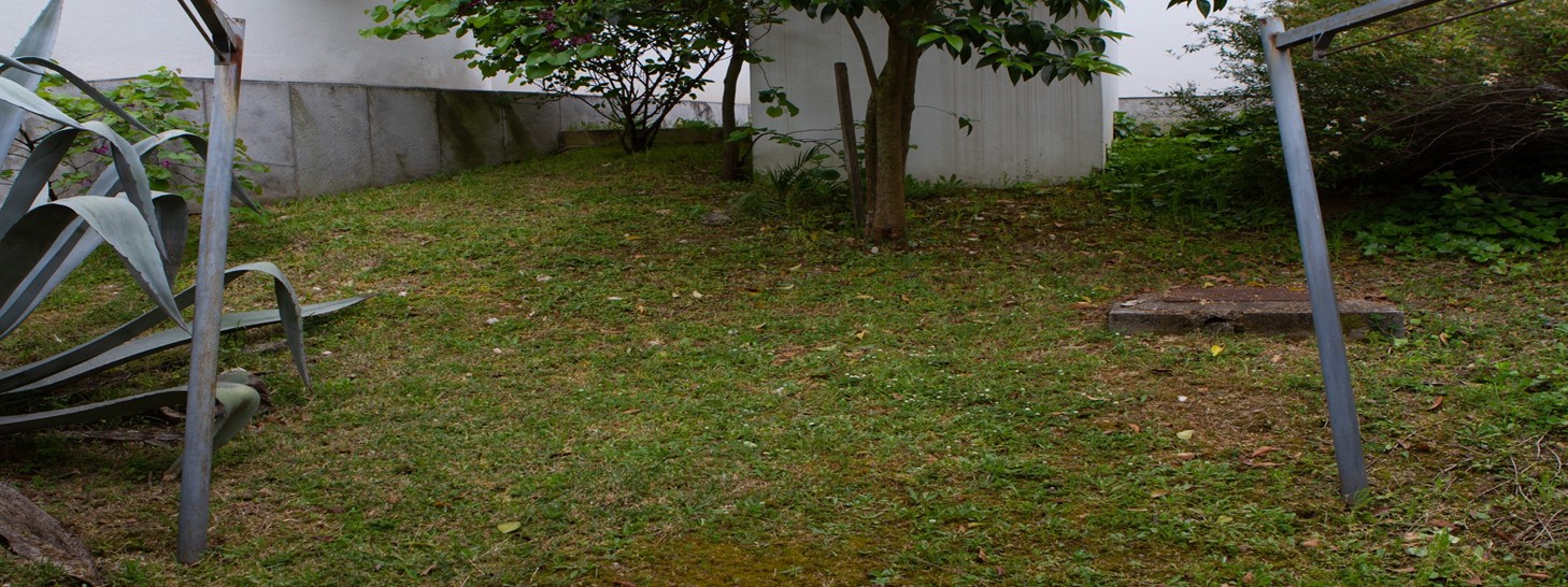 Terreno no inicio - Devido à situação pandémica alterou-se o local de implementação da horta, passando a ficar na zona frente ao bar.