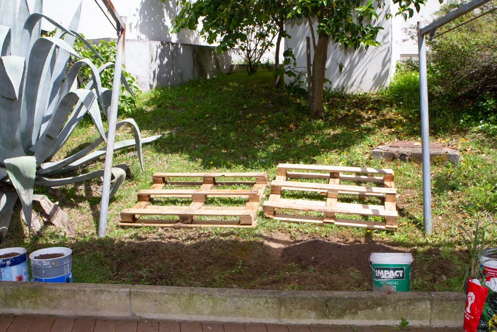 Terreno na etapa I - Preparação da terra - espaço com terra já " mexida",  adição de terra com fertilizante resultante da compostagem e colocação das paletes. Aproveitou-se a comemoração do dia Mundial da Terra para concretizar a fase II.