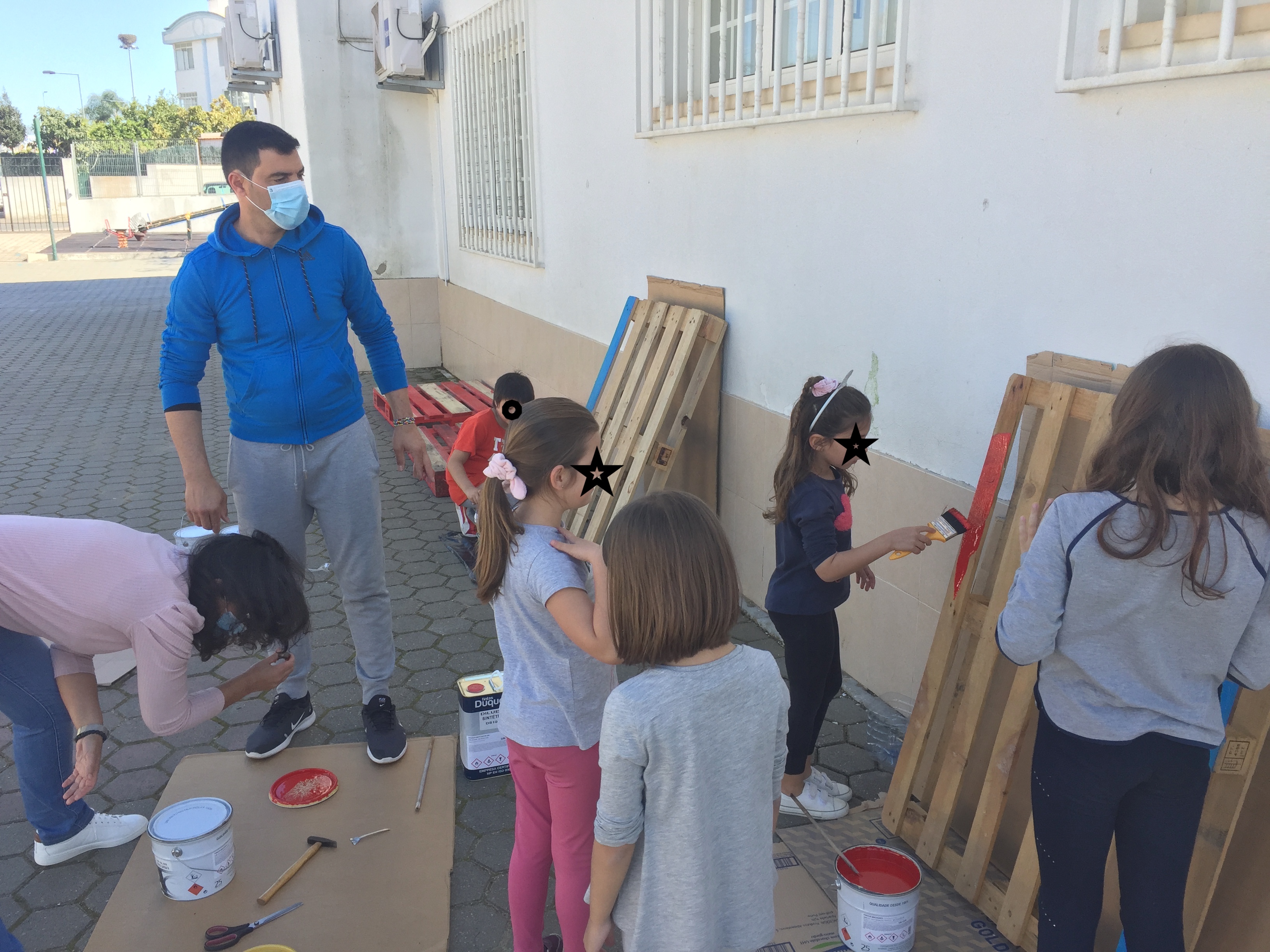 Pintura de paletes, pelos alunos do 1.º Ciclo, que servirão de suporte à horta vertical.