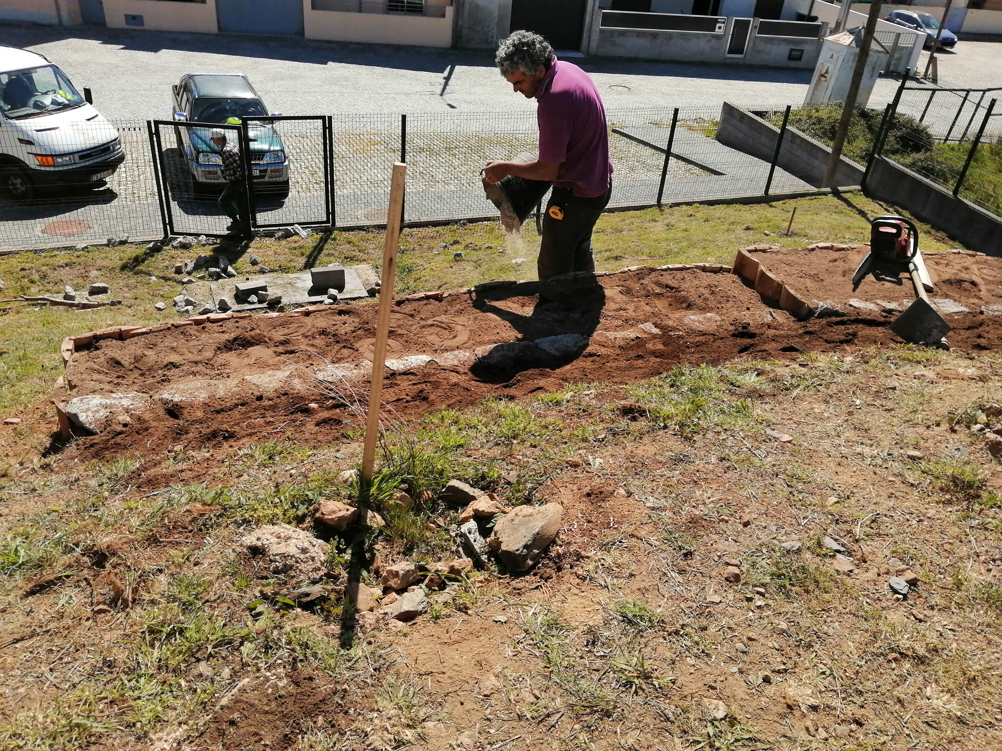 Construção da horta
A horta foi construída pela Junta de Freguesia de Sobreira, no talude que rodeia o recreio, a 18 de março.