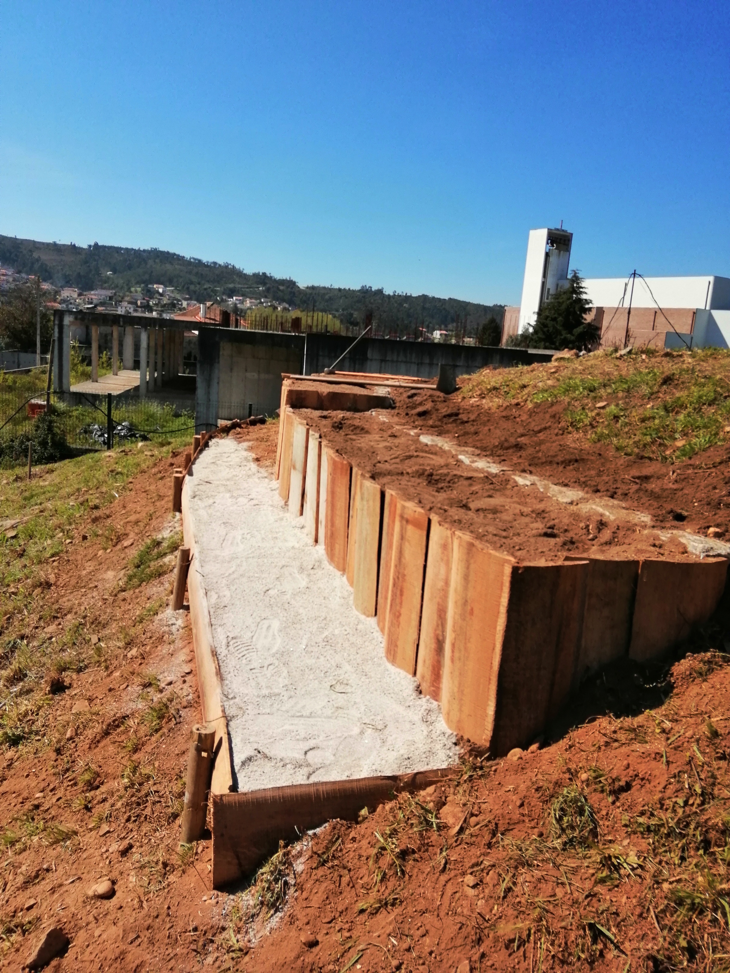 Horta pronta a trabalhar
Foram construídos apenas dois canteiros, para os quatro grupos de crianças do pré-escolar.