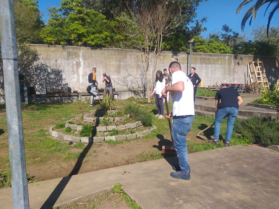 Limpeza dos espaços verdes da horta.