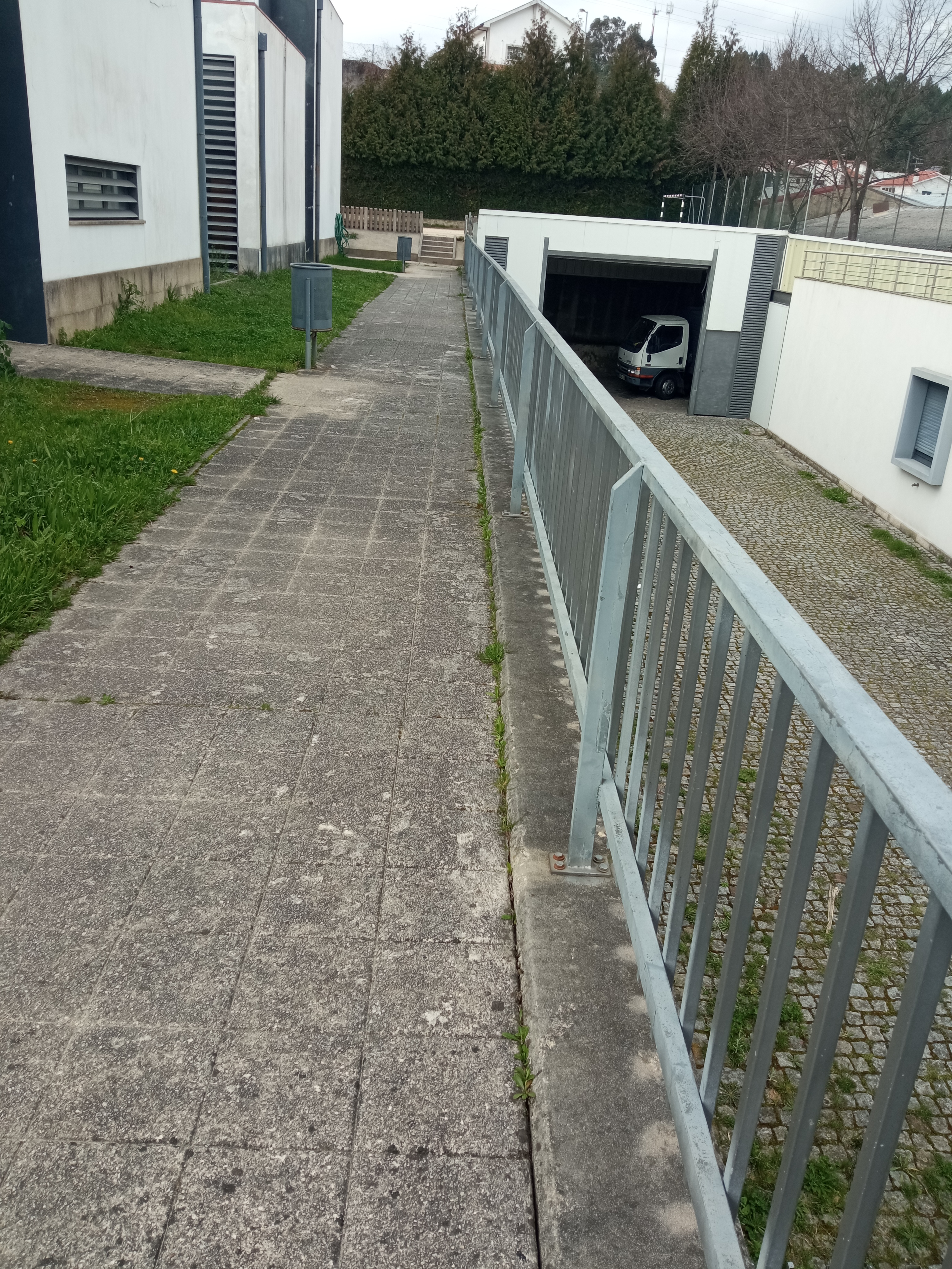 Gradeamento onde será colocada a horta vertical.