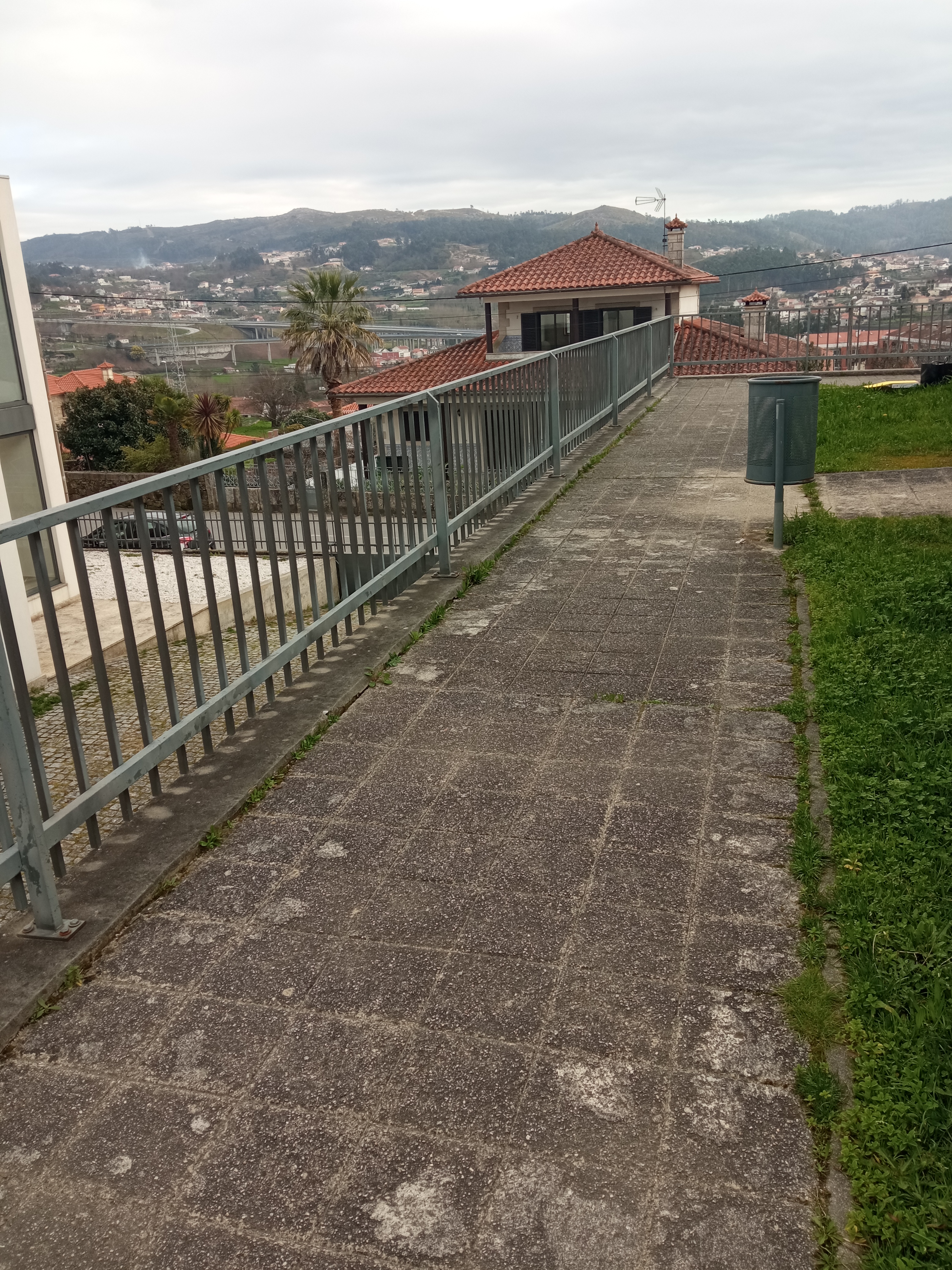 Gradeamento do lado da rua, onde será colocada a horta vertical.