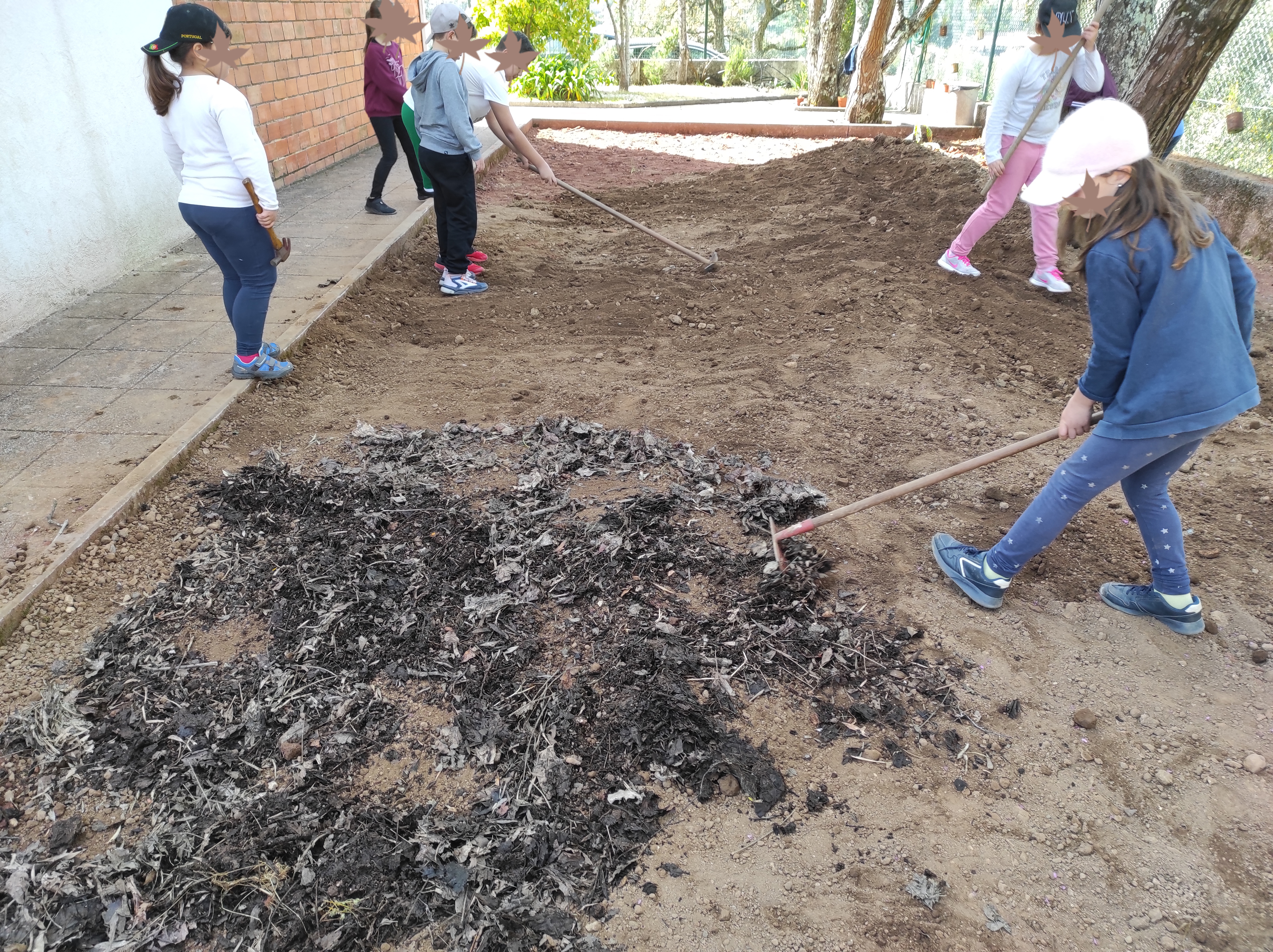 Abril - Espalhar da terra e do composto