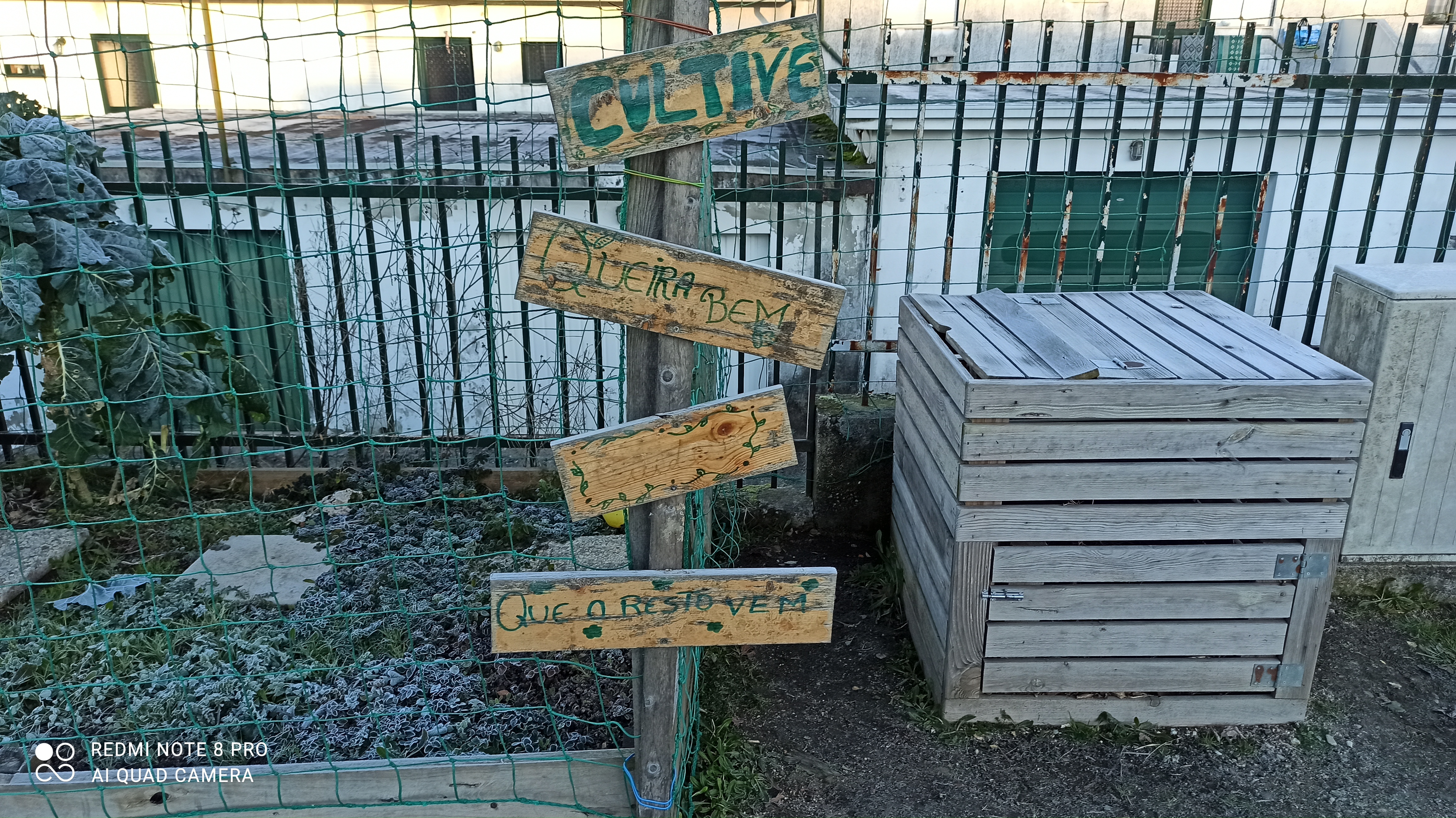 A entrada da nossa horta com o compostor.