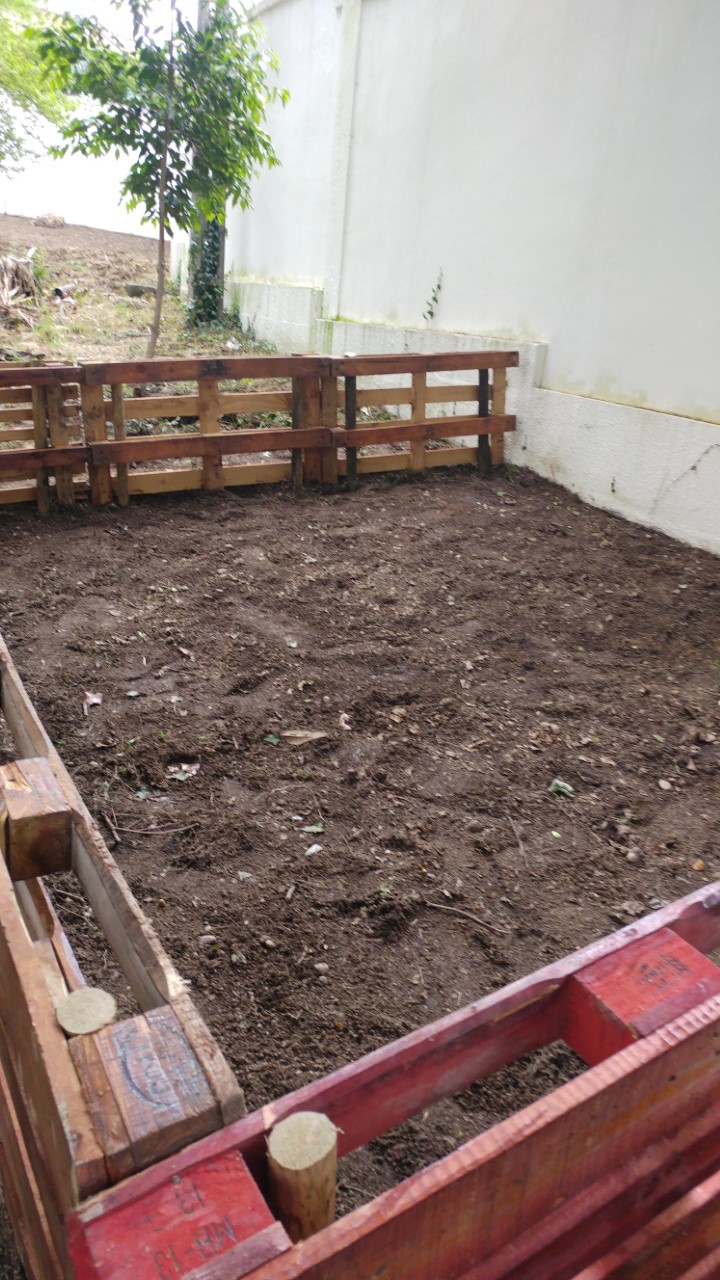 Ao lado, instalou-se um centro de compostagem com alguma dimensão pois o jardim da escola contém muitas árvores de onde resultará muita matéria orgânica.