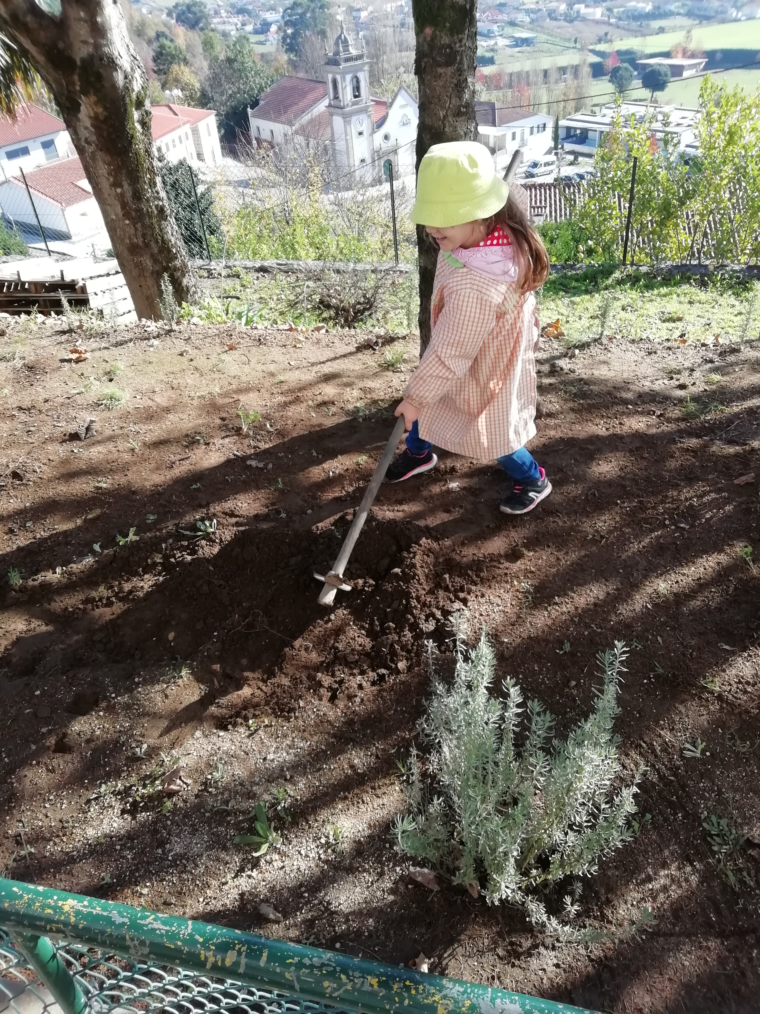 Inicio do tratamento da horta, criança a preparar a terra para começar a semear.