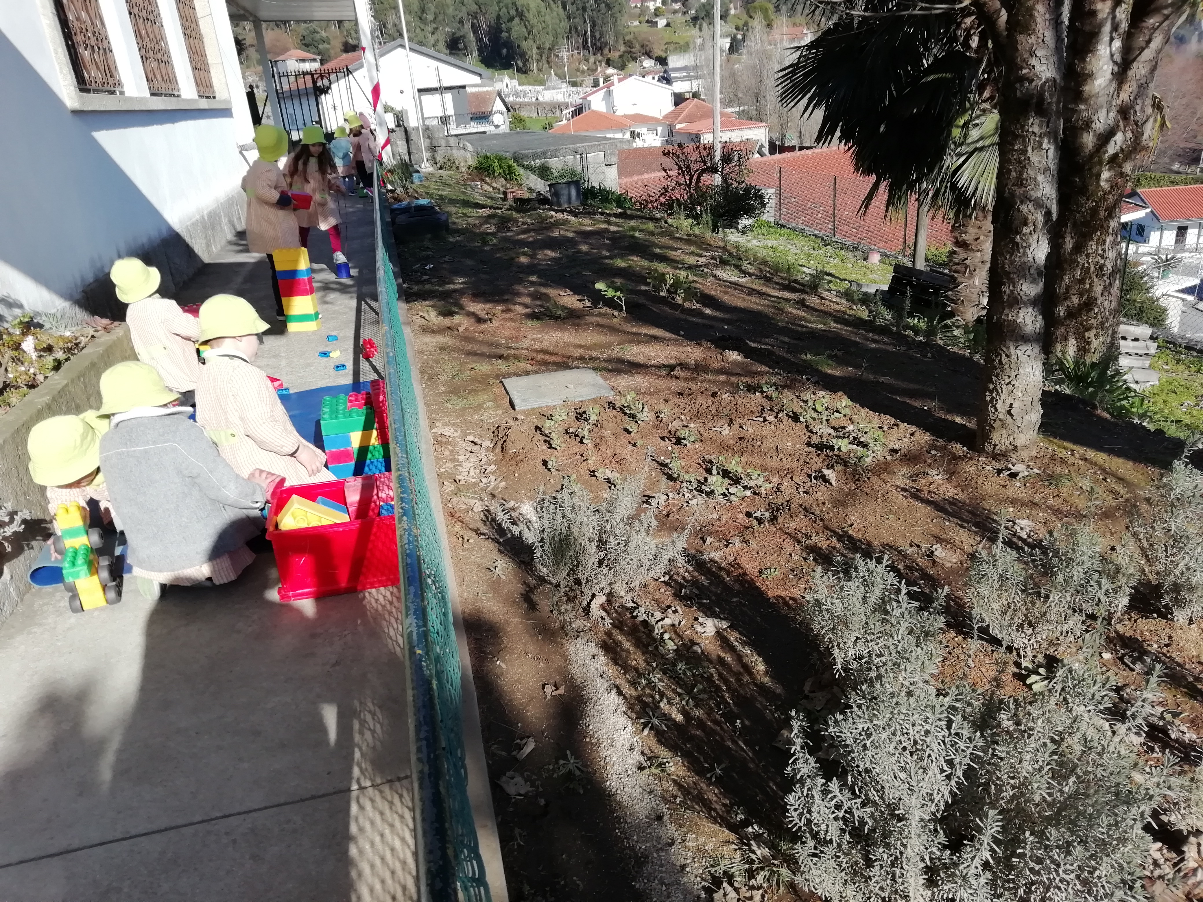 Vista panorâmica da horta sem nada cultivao.