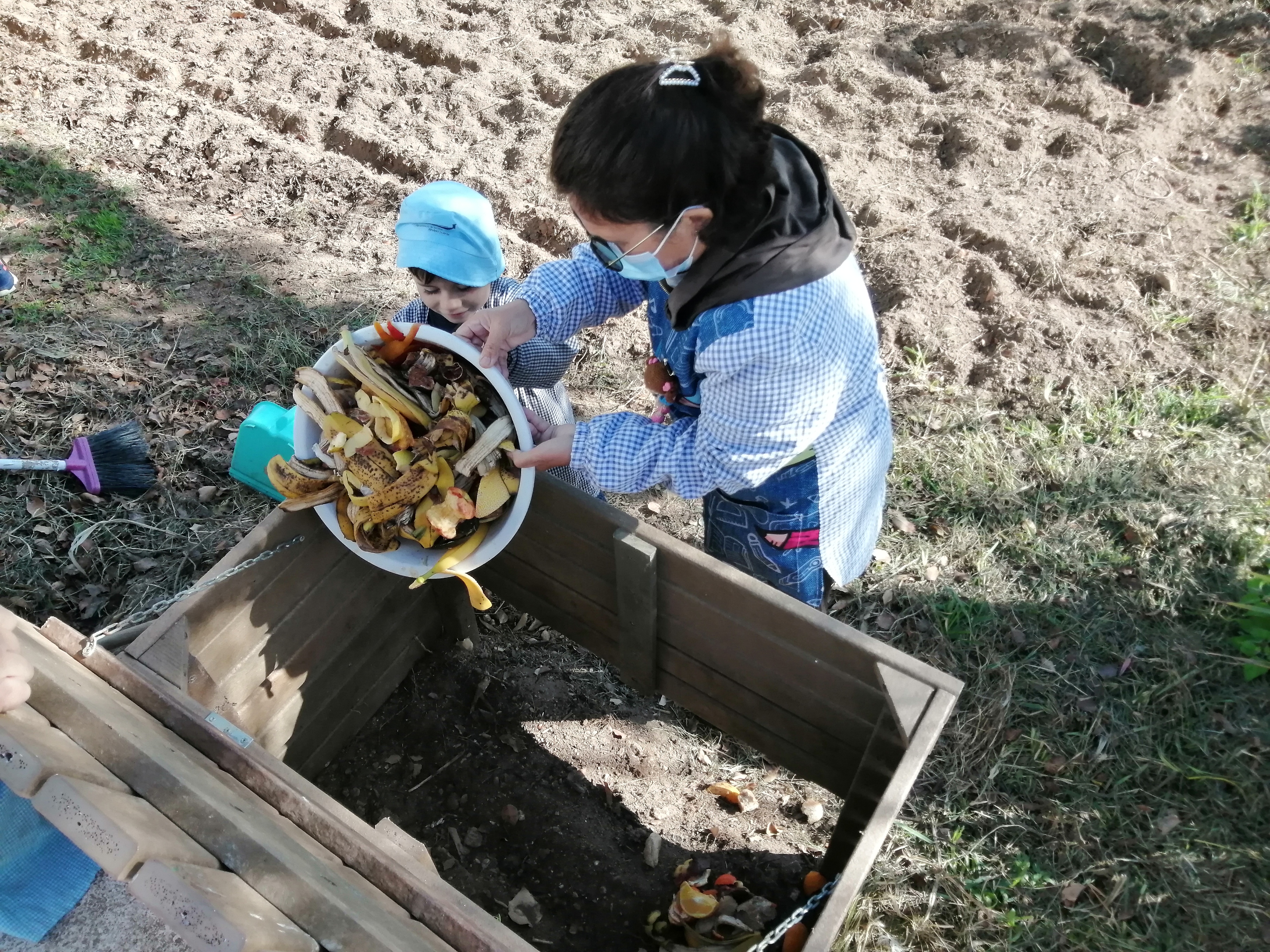 As crianças trouxeram de casa o desperdicio do lixo orgânico para a compostagem. para produzir adubo orgânico para a nossa horta