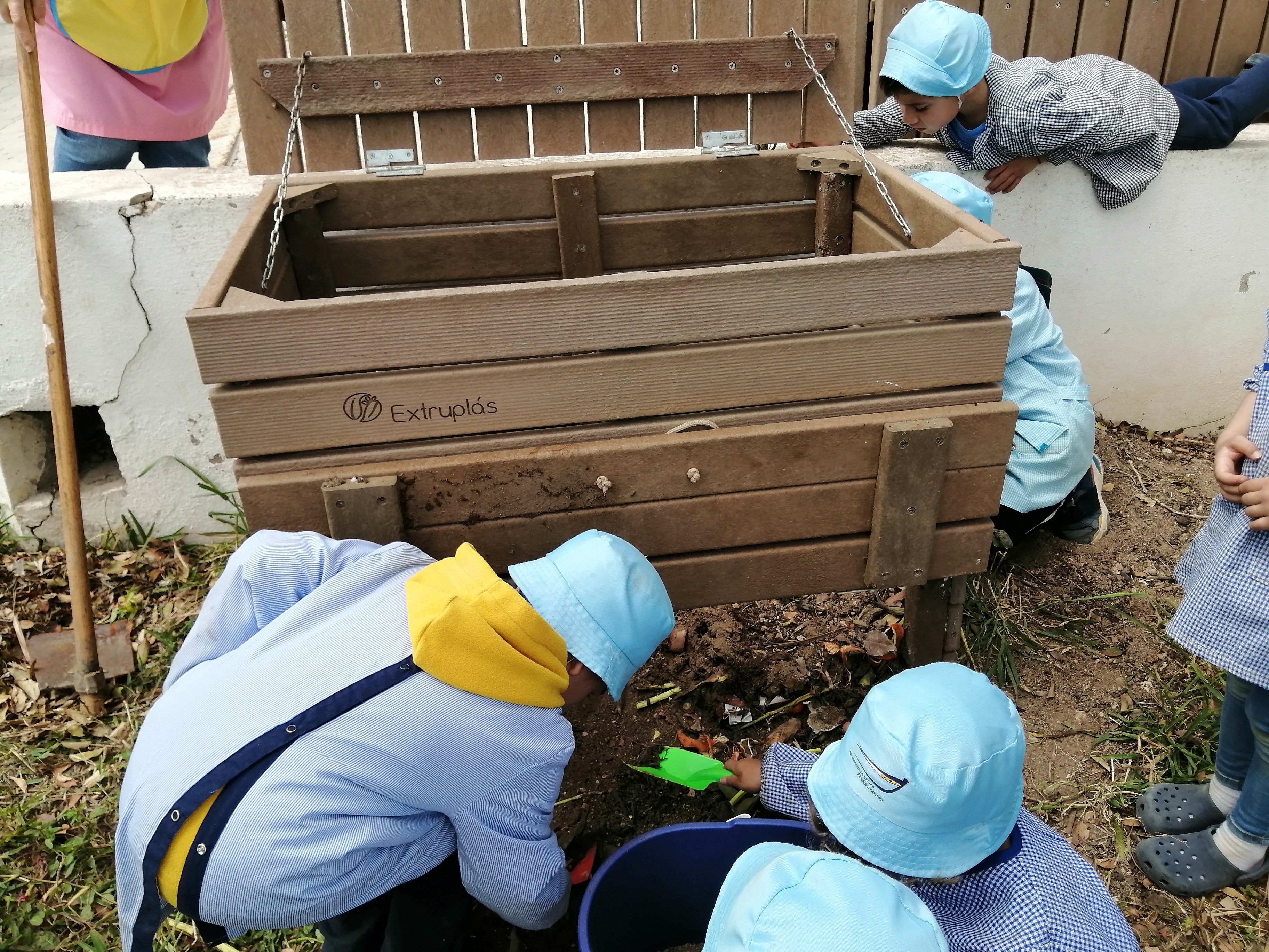 Fomos buscar o composto orgânico para envolver com a terra do jardim,