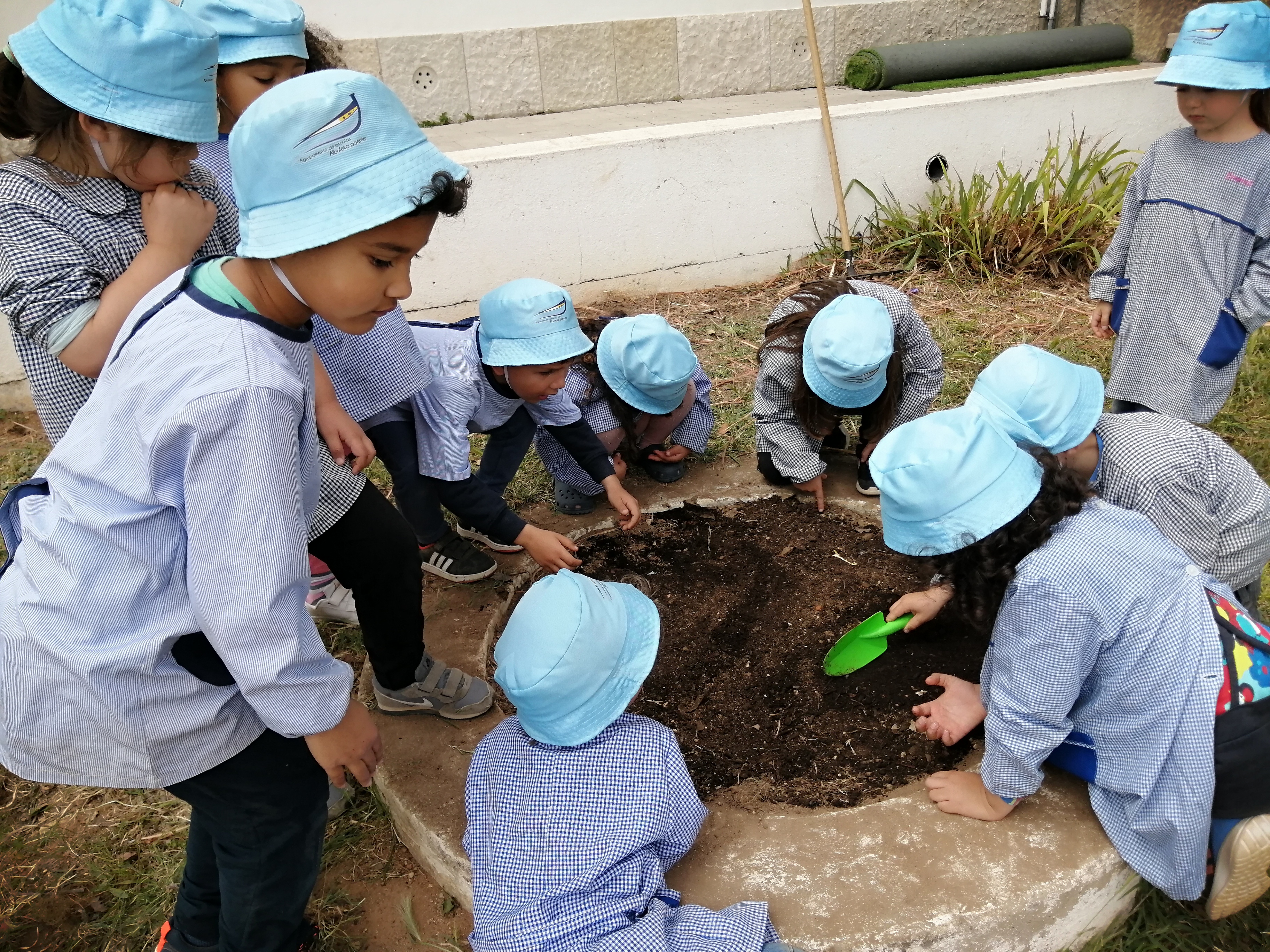 E depois envolvemos com a terra que já lá estava para ela ficar fertilizada.