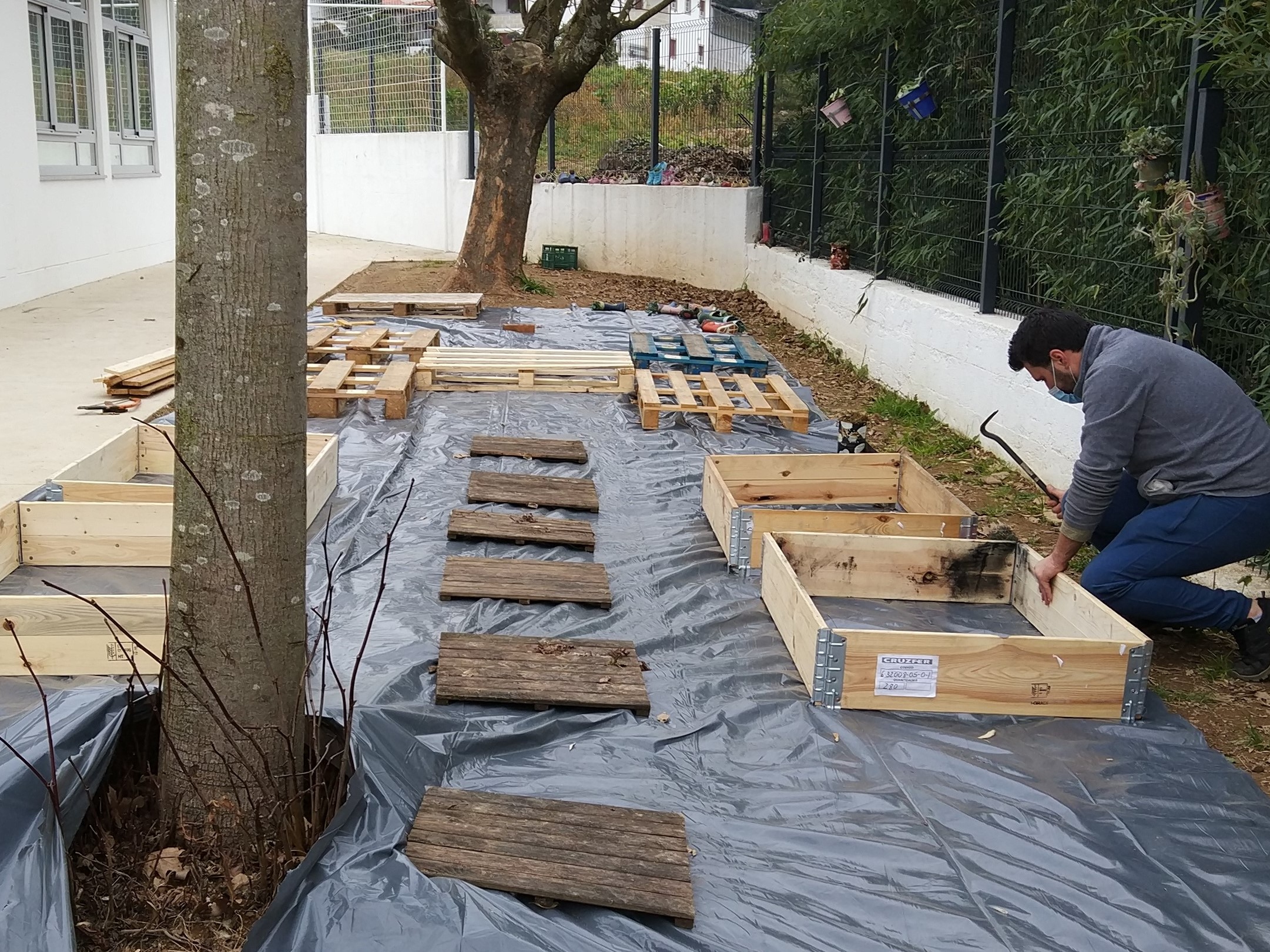 No final, a disposição da horta ficou pronta. No entanto, devido à suspensão das aulas, não foi possível concretizar as etapas seguintes: preparação da terra para receber as plantas e a delimitação do espaço (cerca e brita nos espaços vazios).