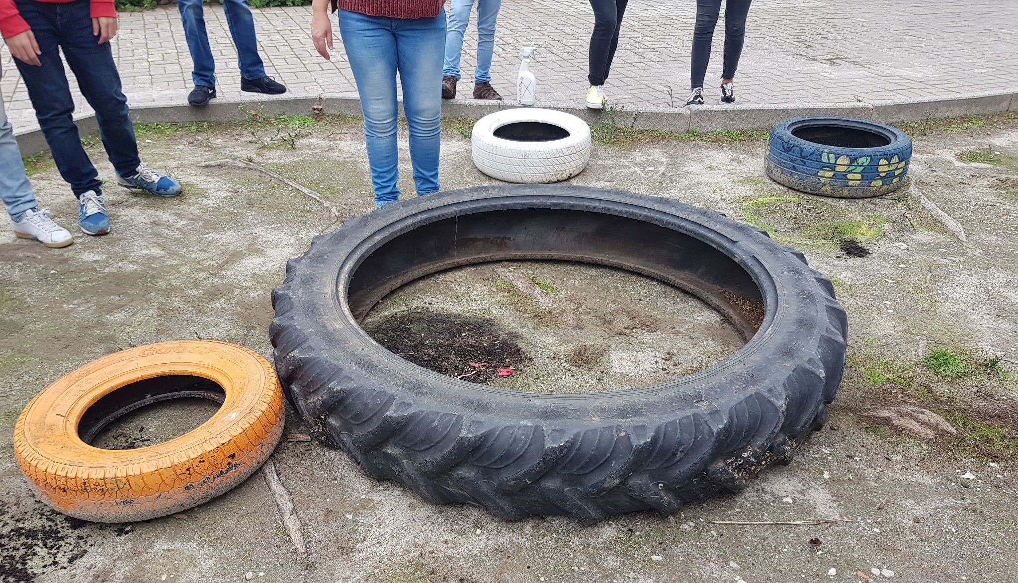 Inicio da formação de canteiros, utilizando materiais reciclados.