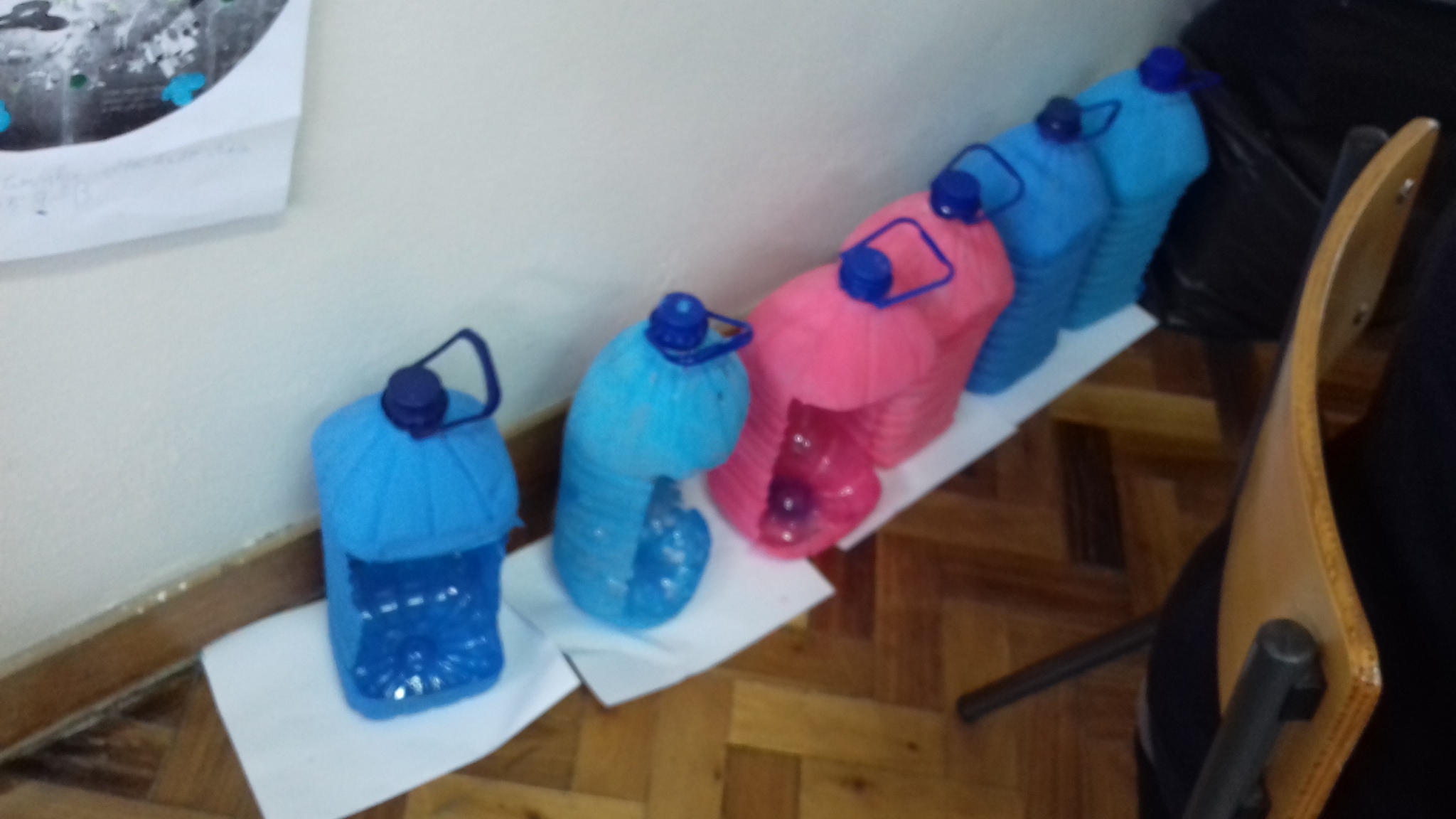 Preparação dos recipientes para sementeira e plantação das culturas (reutilização de garrafões de plástico).