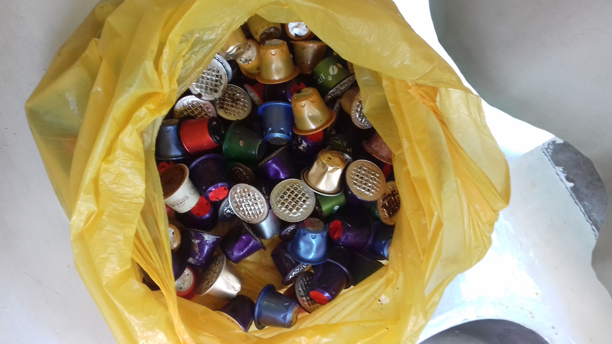 Recolha de cápsulas de café para utilização do café como composto.