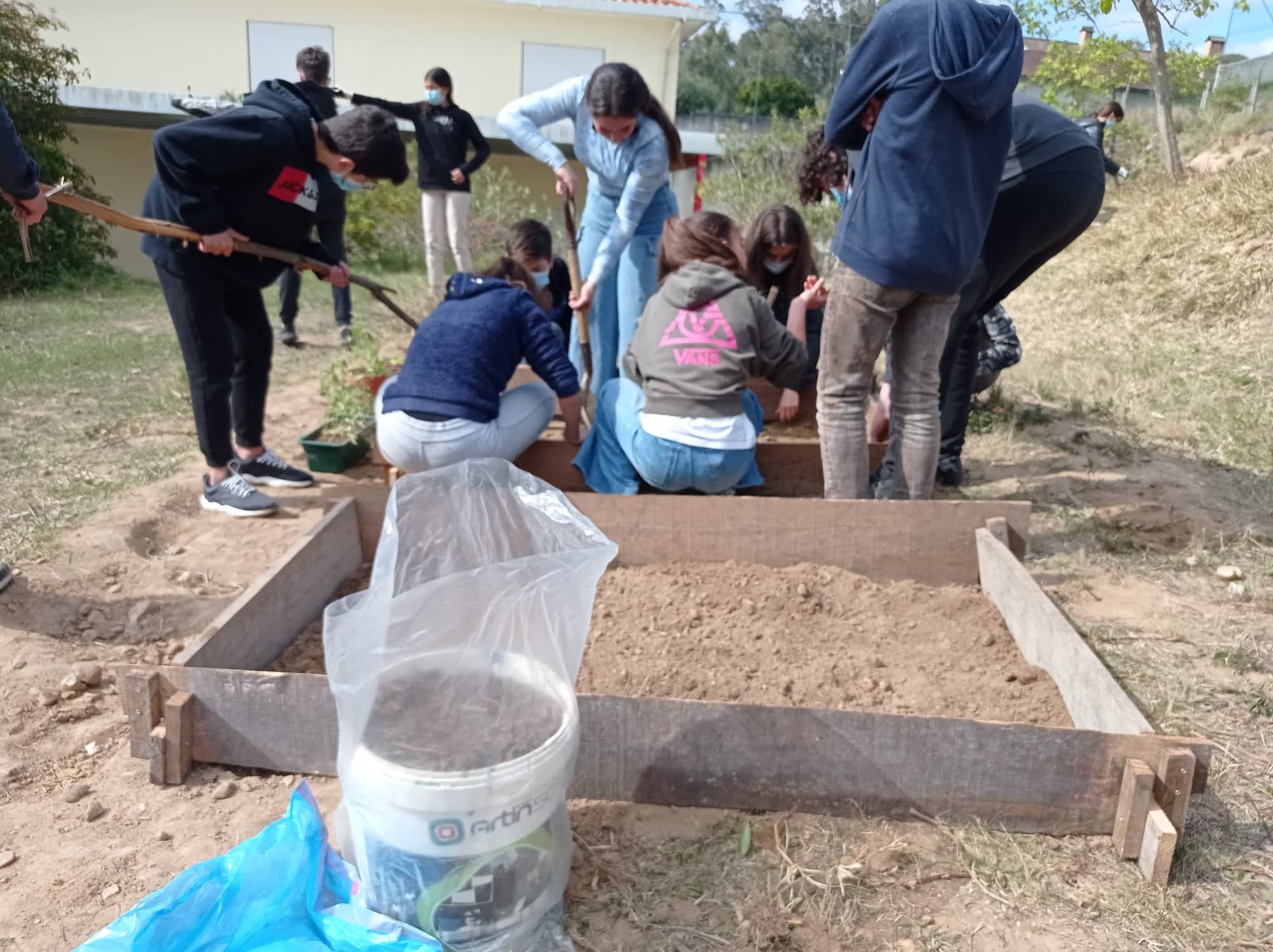 Criação da horta Biológica em parceria com a Junta de Freguesia de Milagres 
A junta de freguesia entregou uma carrinha de terra, e os alunos construíram os canteiros com madeira reutilizada.
Semearam abóbora, pepinos e couves. 
Plantaram alfaces e tom