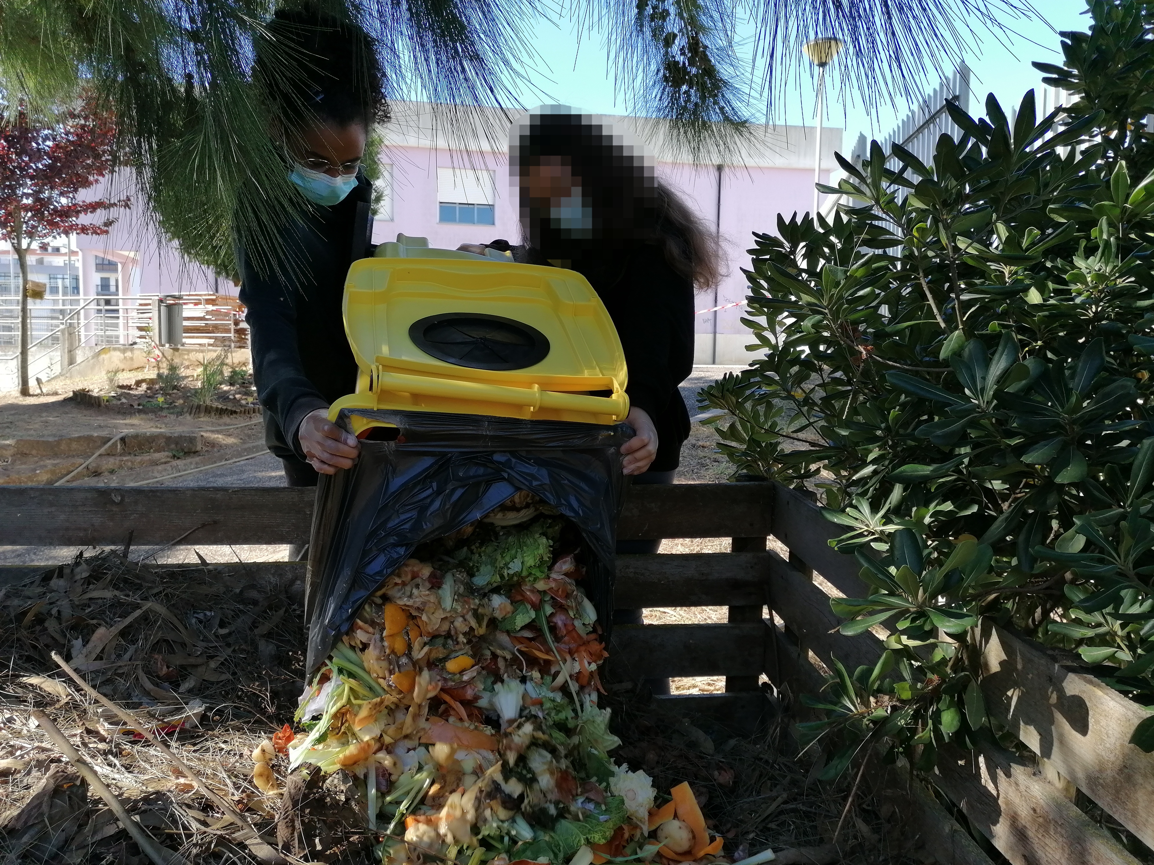 Brigada da Horta - Recolha dos restos vegetais do refeitório para o compostor