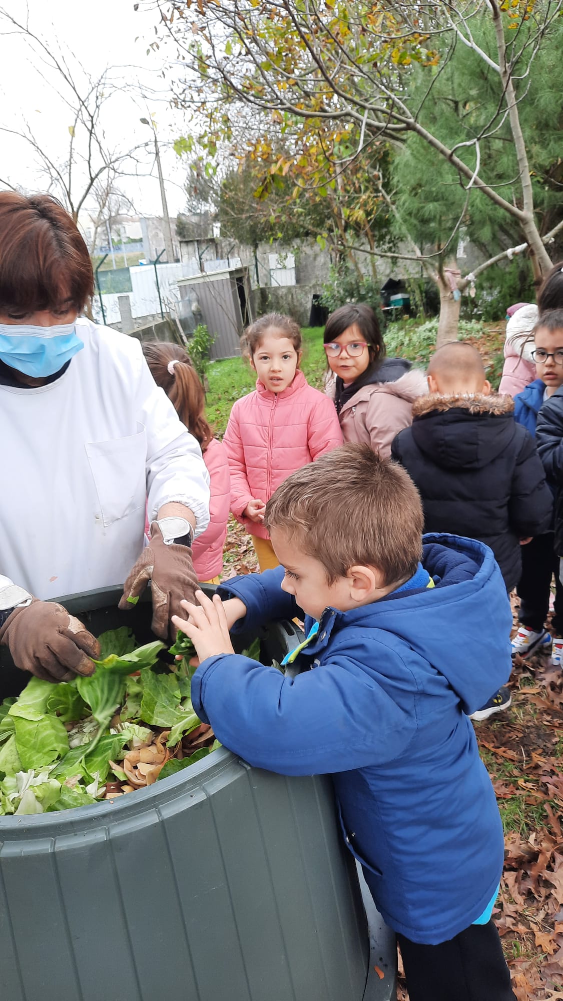 O compostor em ação. 70kg de bio residuos recolhidos junto das familias. 
Compostagem em ação