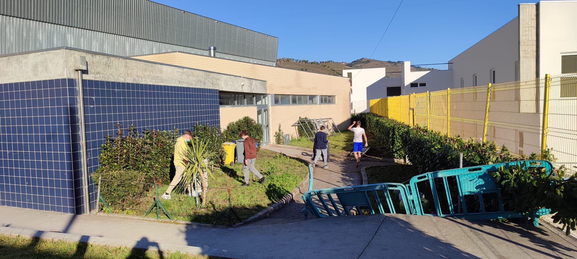Limpeza do recinto onde vai ser implementada a horta