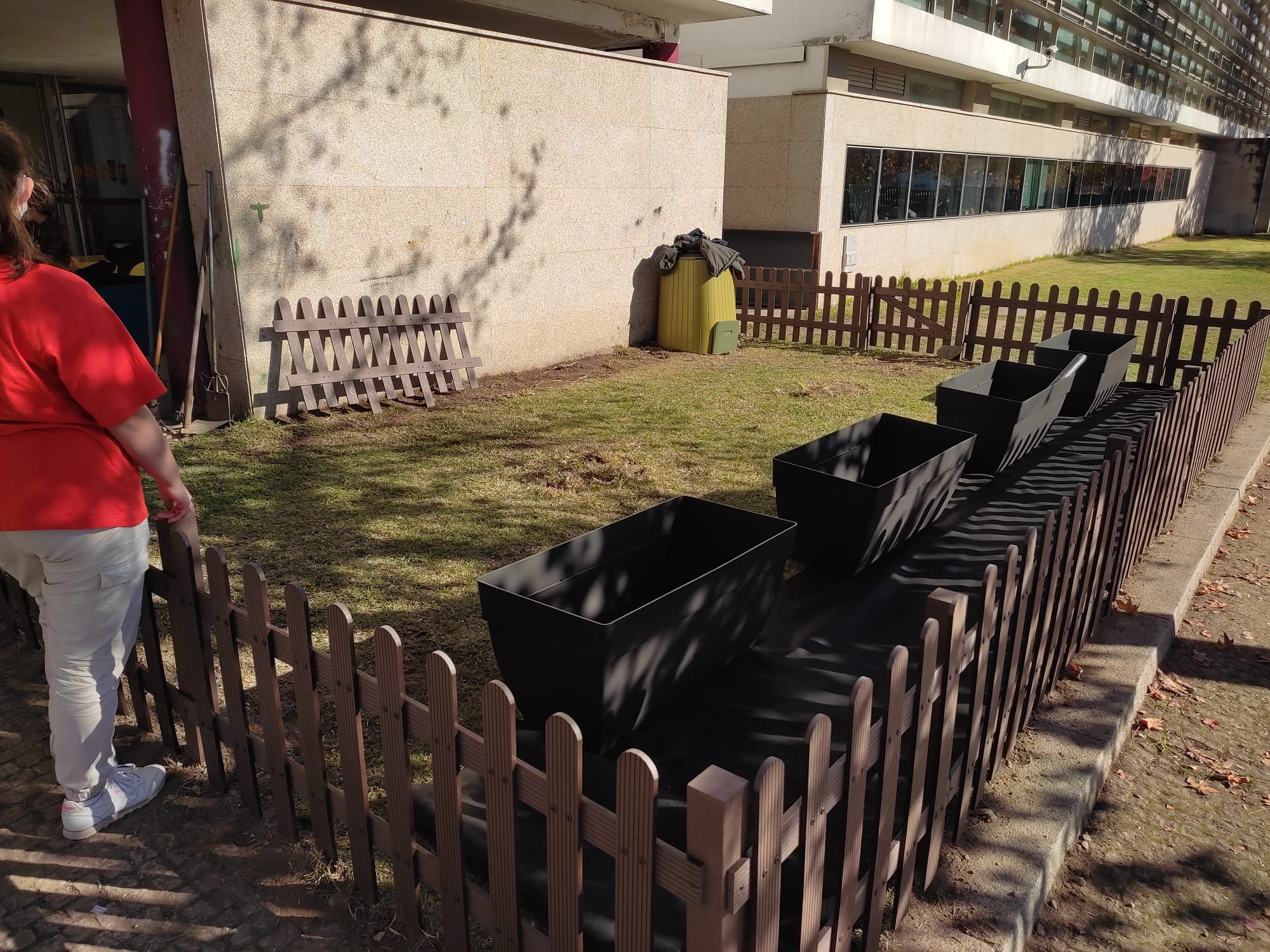 Espaço limpo onde vai ser construído o novo jardim de aromáticas.
