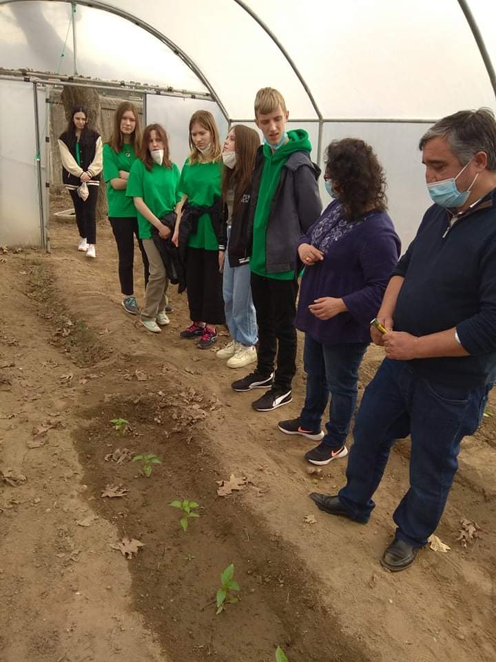 Visita guiada à horta por parte da delegação da Lituânia, participante no Projeto Erasmus+ “Act small, make a difference”, e partilha de boas práticas.