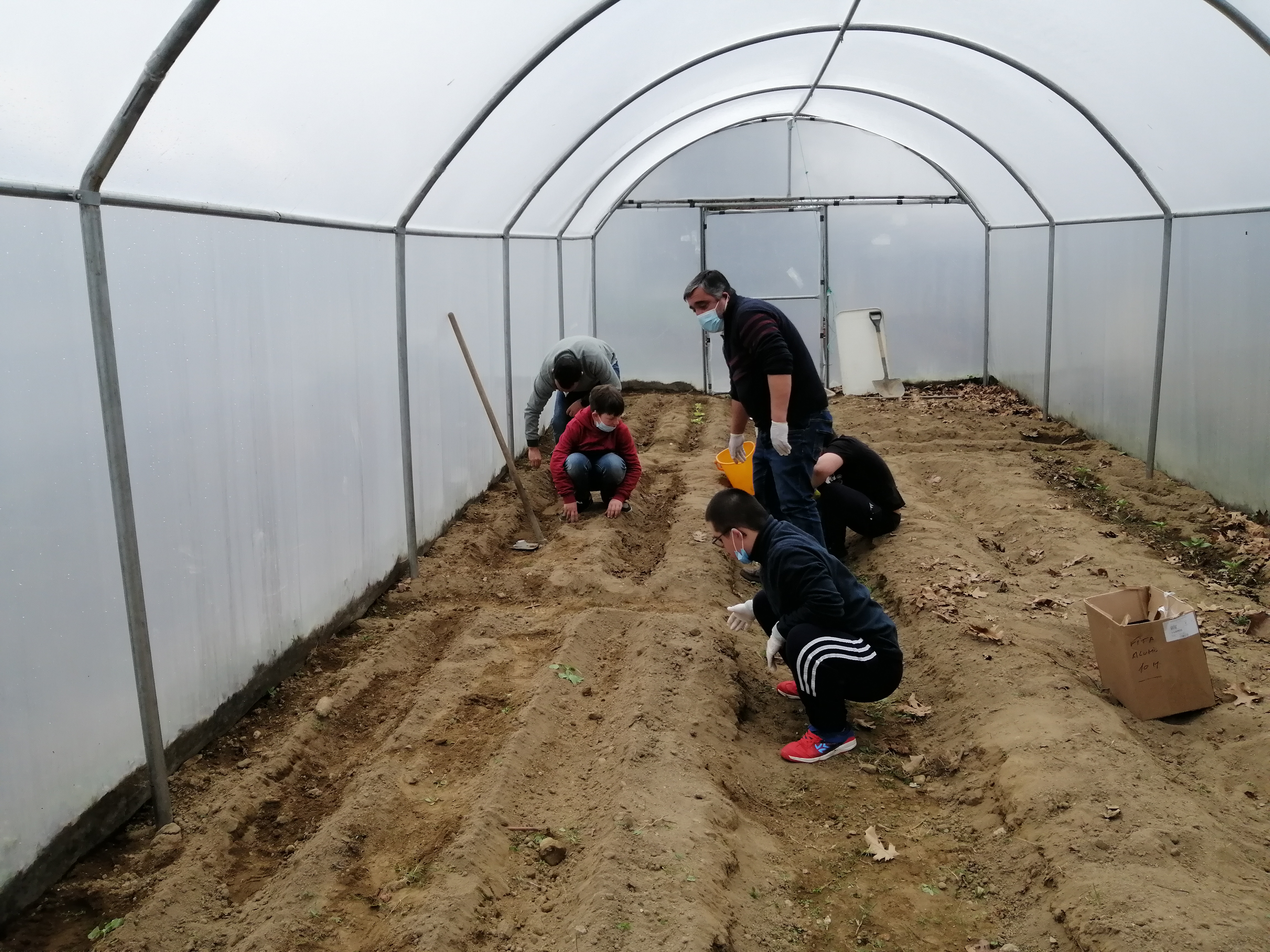 Trabalho de campo: plantação da horta na aula de hortofloricultura, com os alunos da educação inclusiva, do projeto etwinning “Green Inclusion” e com a colaboração do docente da educação especial.