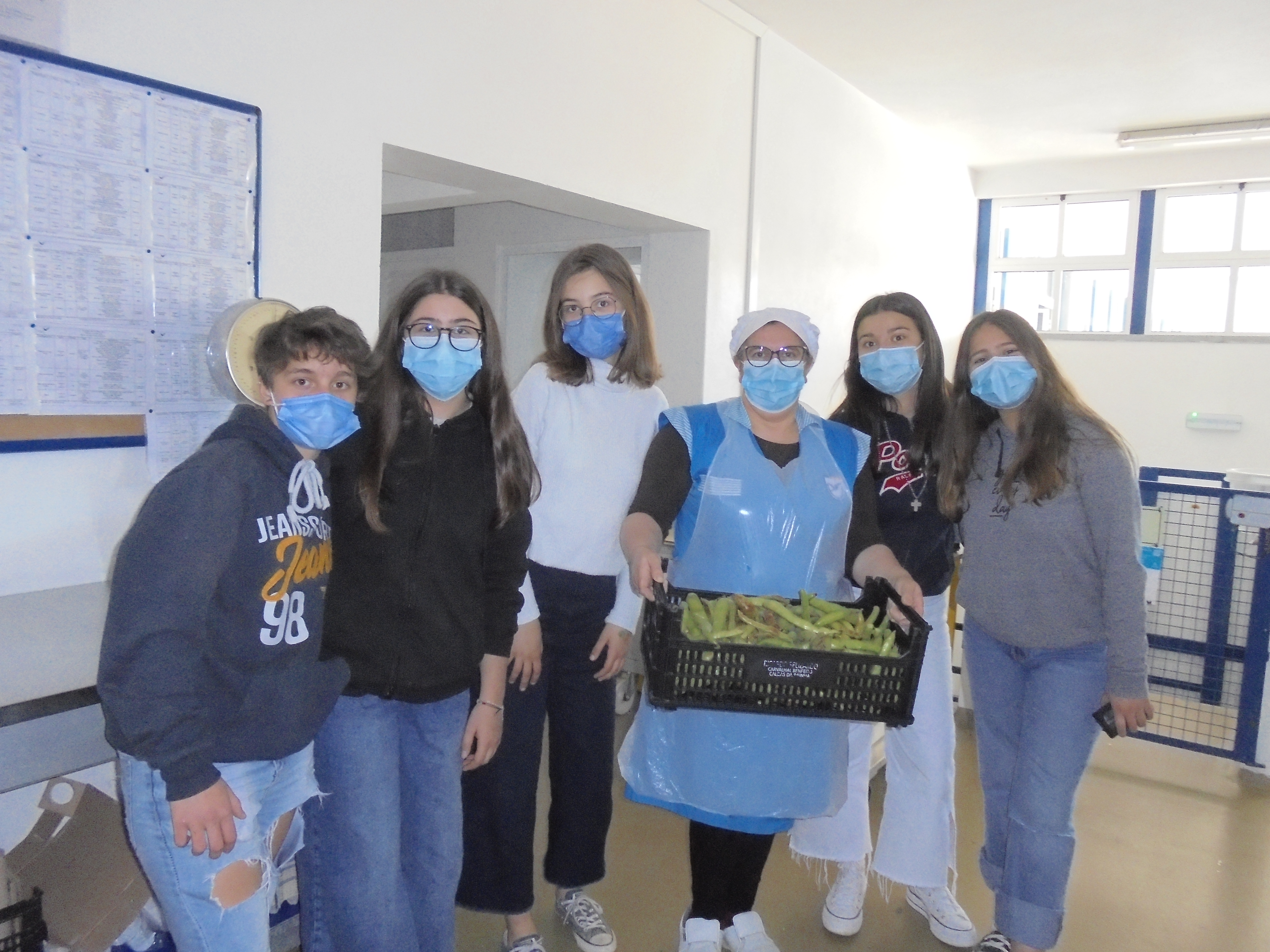 Alunos da turma H com mais uma caixa com produtos da horta pedagógica.