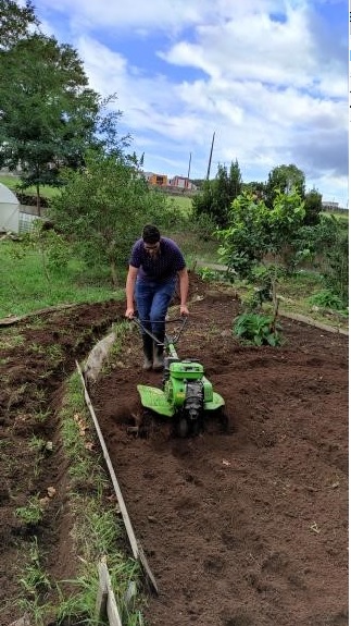Toca a lavrar
O uso da motocultivadora é imprescindível para o preparo do terreno para as plantações.
São os alunos do curso Operador Agrícola que tratam disto.