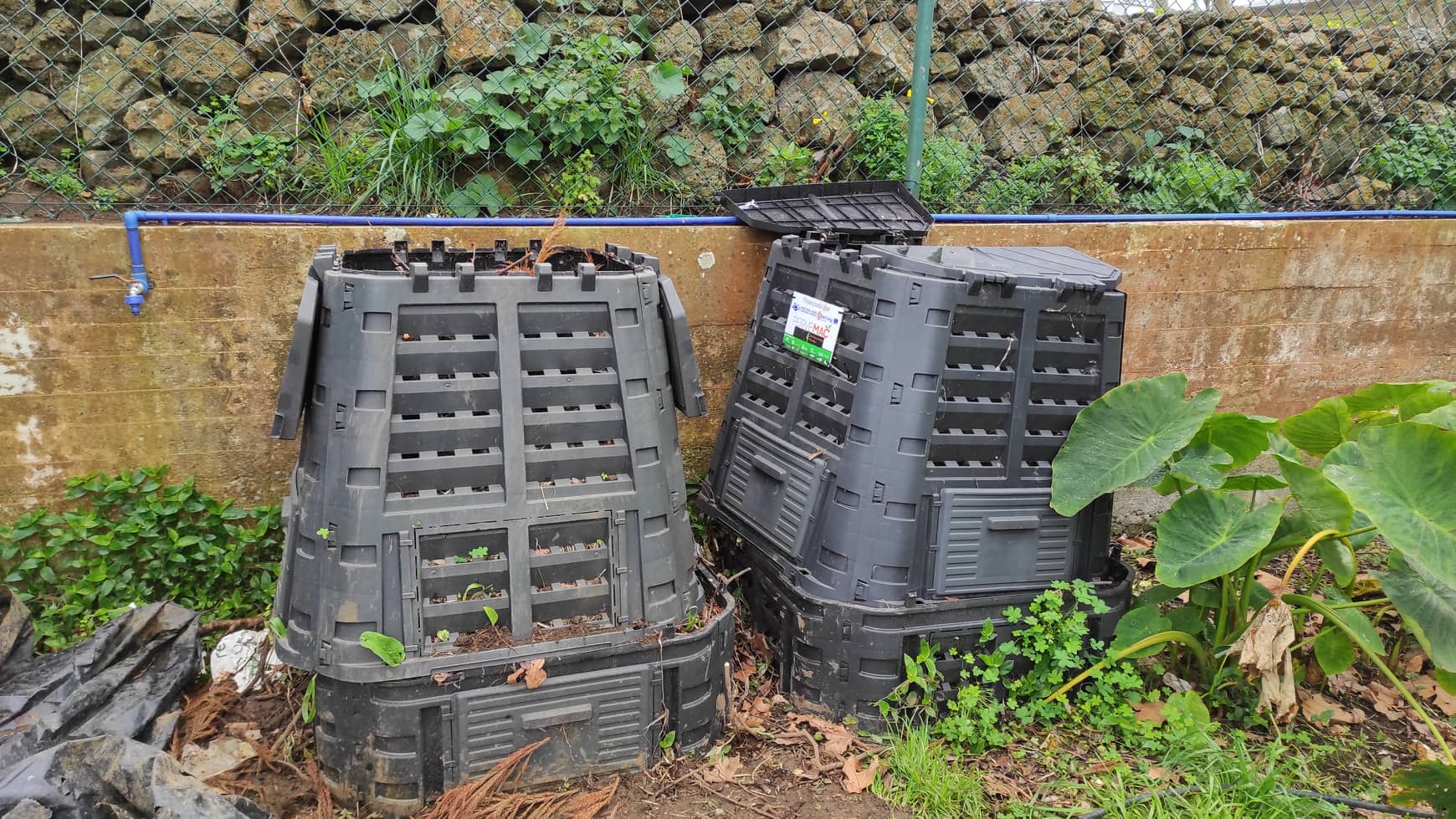 Compostores na Horta: onde são colocados resíduos vegetais da cantina escolar e do corte e limpeza da Horta e área circundante.