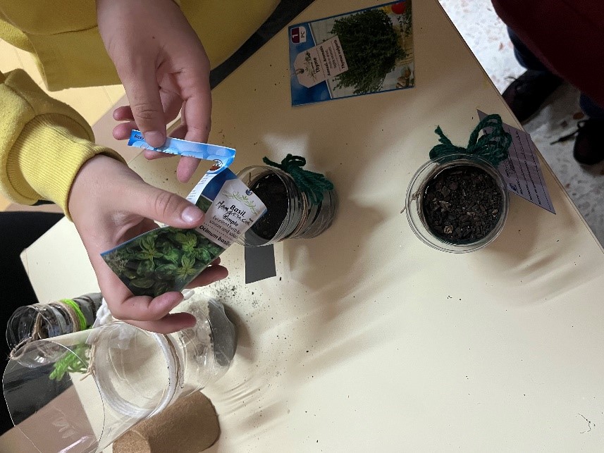 Realização de uma floreira vertical com a plantação de ervas aromáticas. Os vasos foram realizados com reaproveitamento de embalagens. Esta floreira em forma de árvore foi construída com reaproveitamento de paletes. A floreira será para colocação na canti