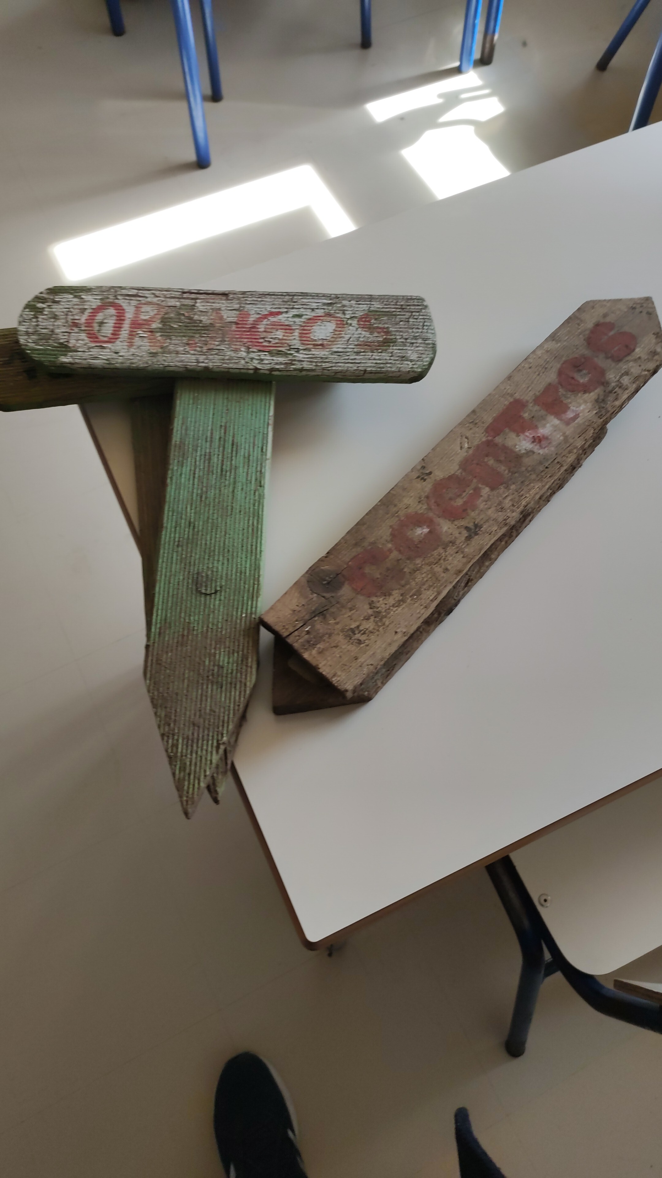 Restauração das placas sinaléticas da horta (antes)
