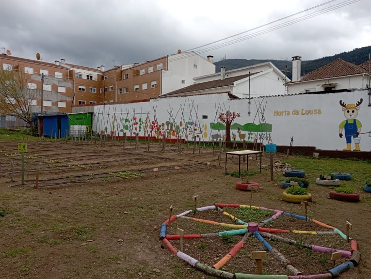 Horta e muros com vida.