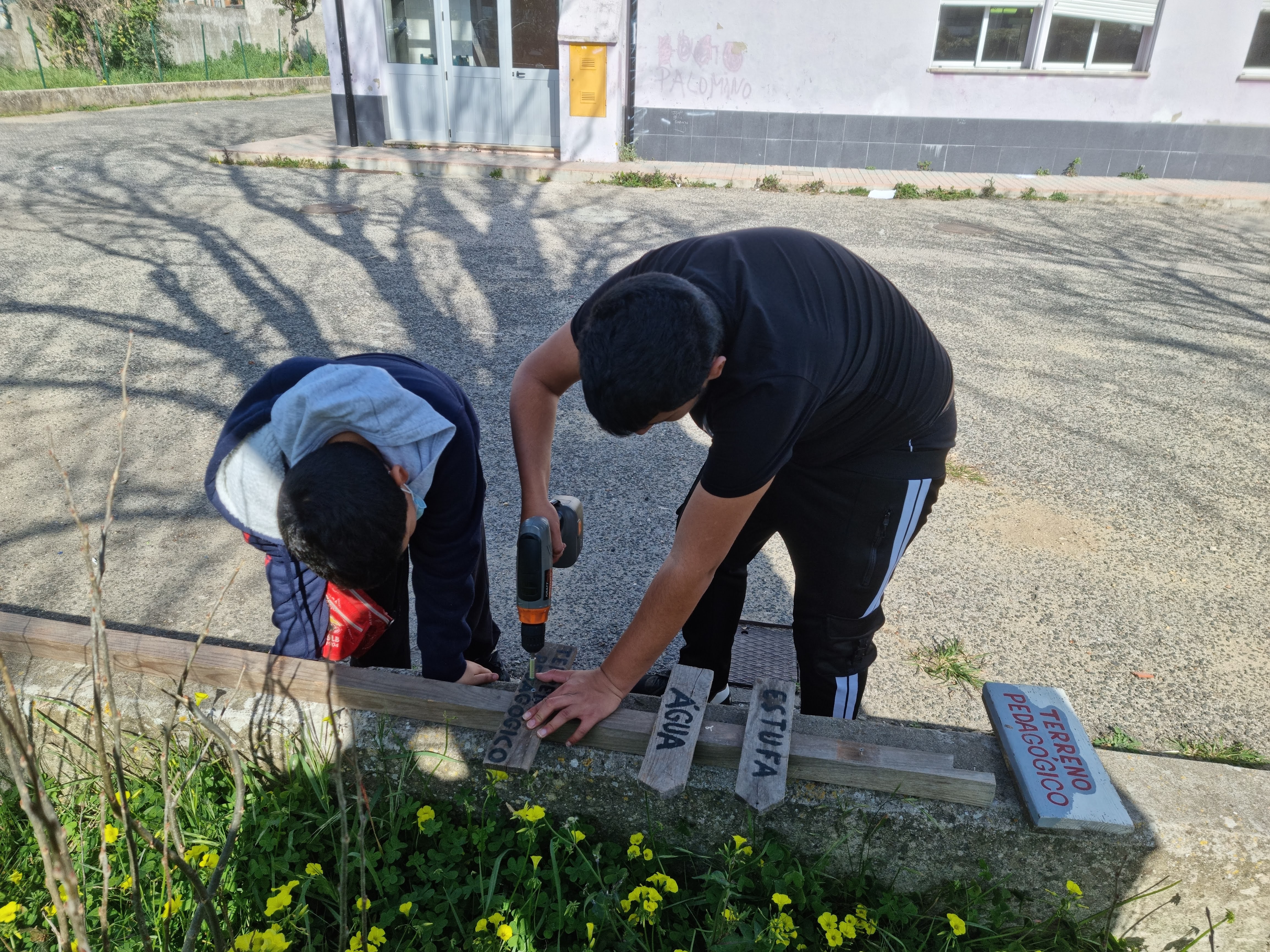 CONSTRUÇÃO DE ESTRUTURAS DE APOIO AO TERRENO PEDAGÓGICO - Os alunos constroem e reparam várias estruturas em madeira