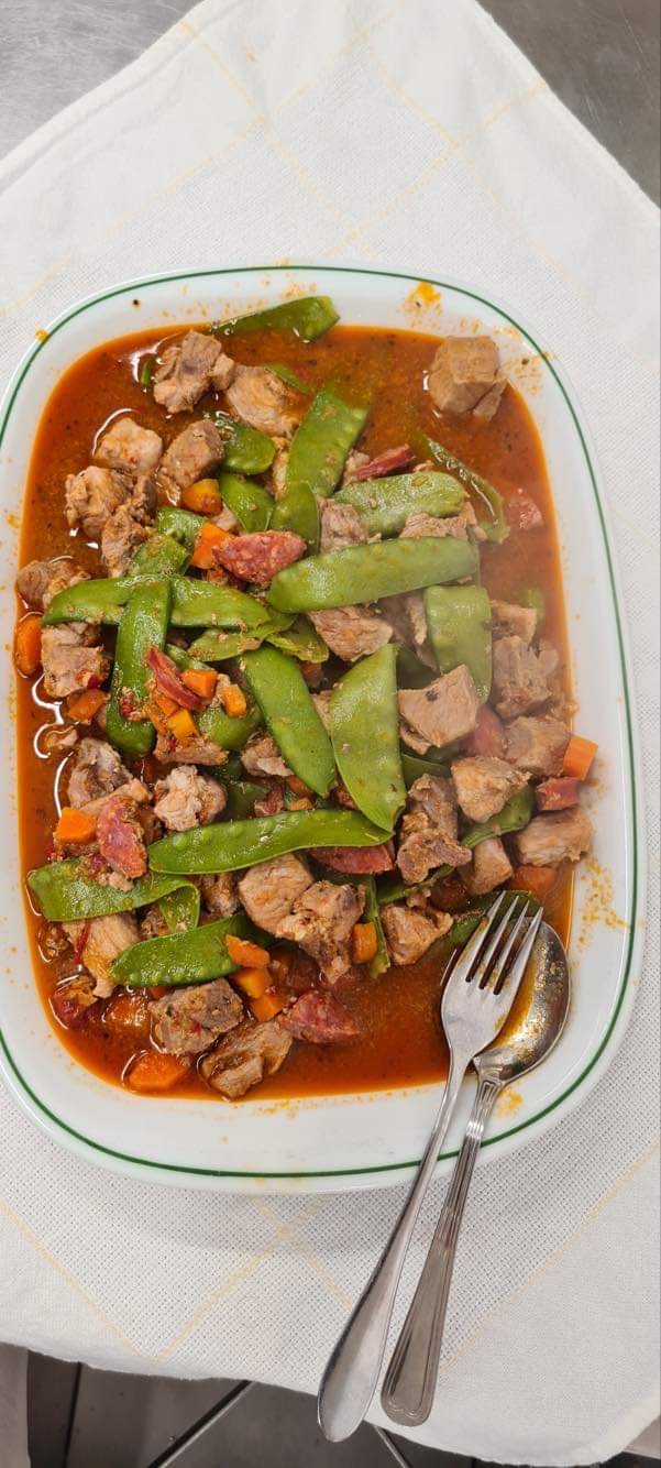 Da horta para o prato- Carne estufada com ervilhas de quebrar, oriundas da horta biológica da escola.
