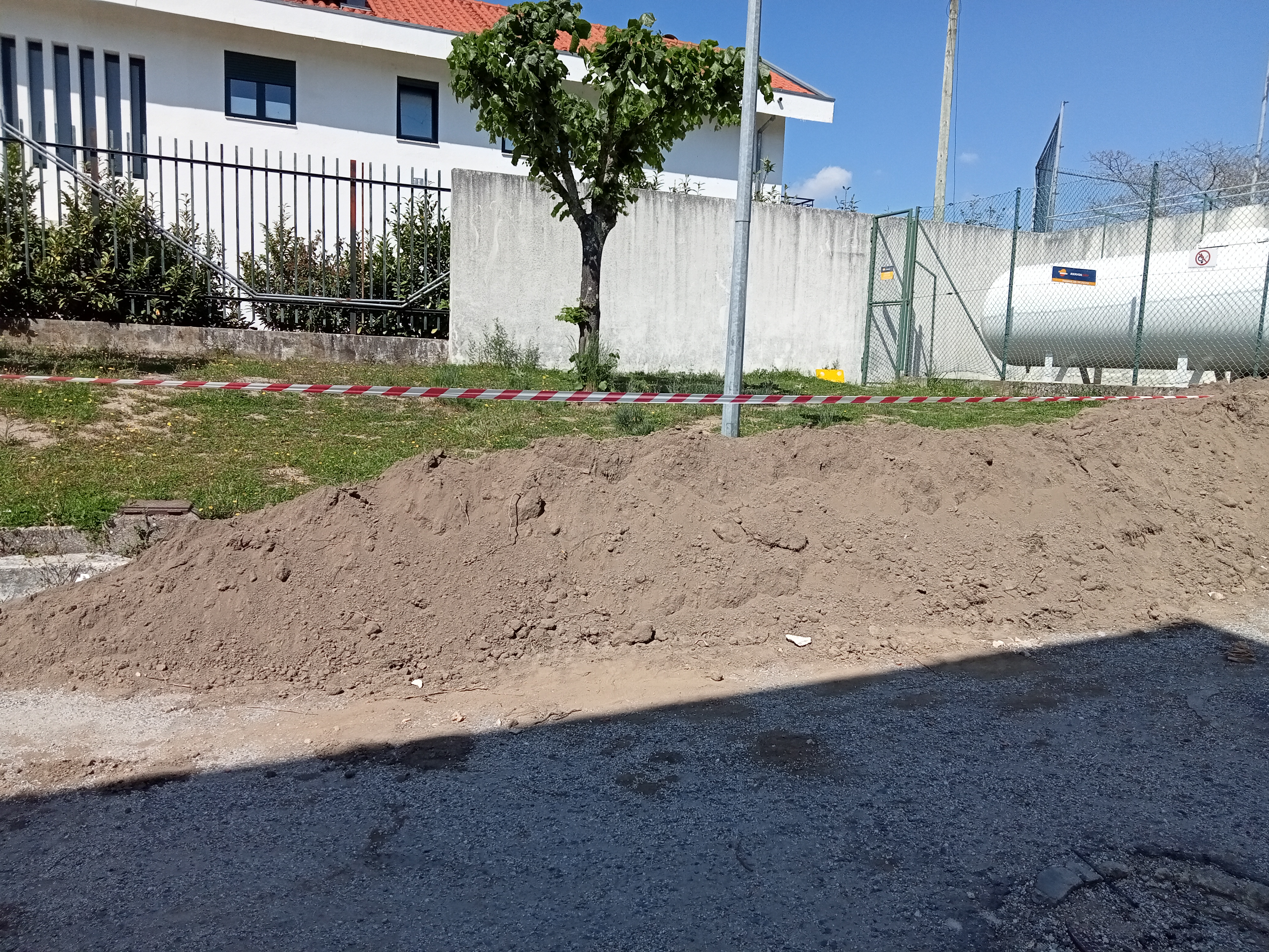 O local escolhido para a horta necessitava, segundo a opinião da técnica da C. M. de Celorico da Beira, da sobreposição de uma camada de solo próprio para cultivo. A C. M. providenciou esse solo mas tivemos de esperar (desesperar) uns dias.