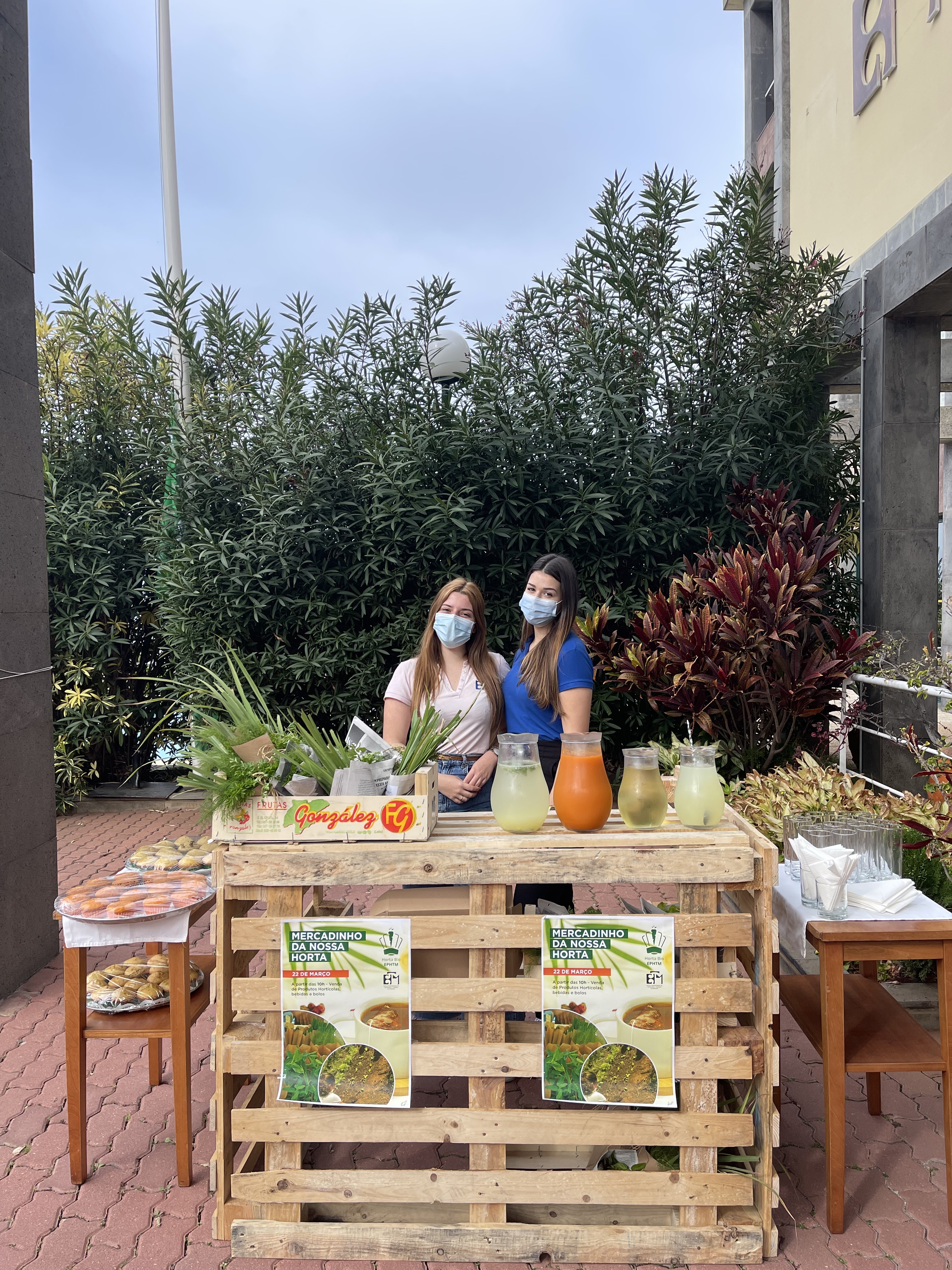 Venda dos produtos da horta no "Mercadinho da Nossa Horta" com sumos e queques de produtos da horta
