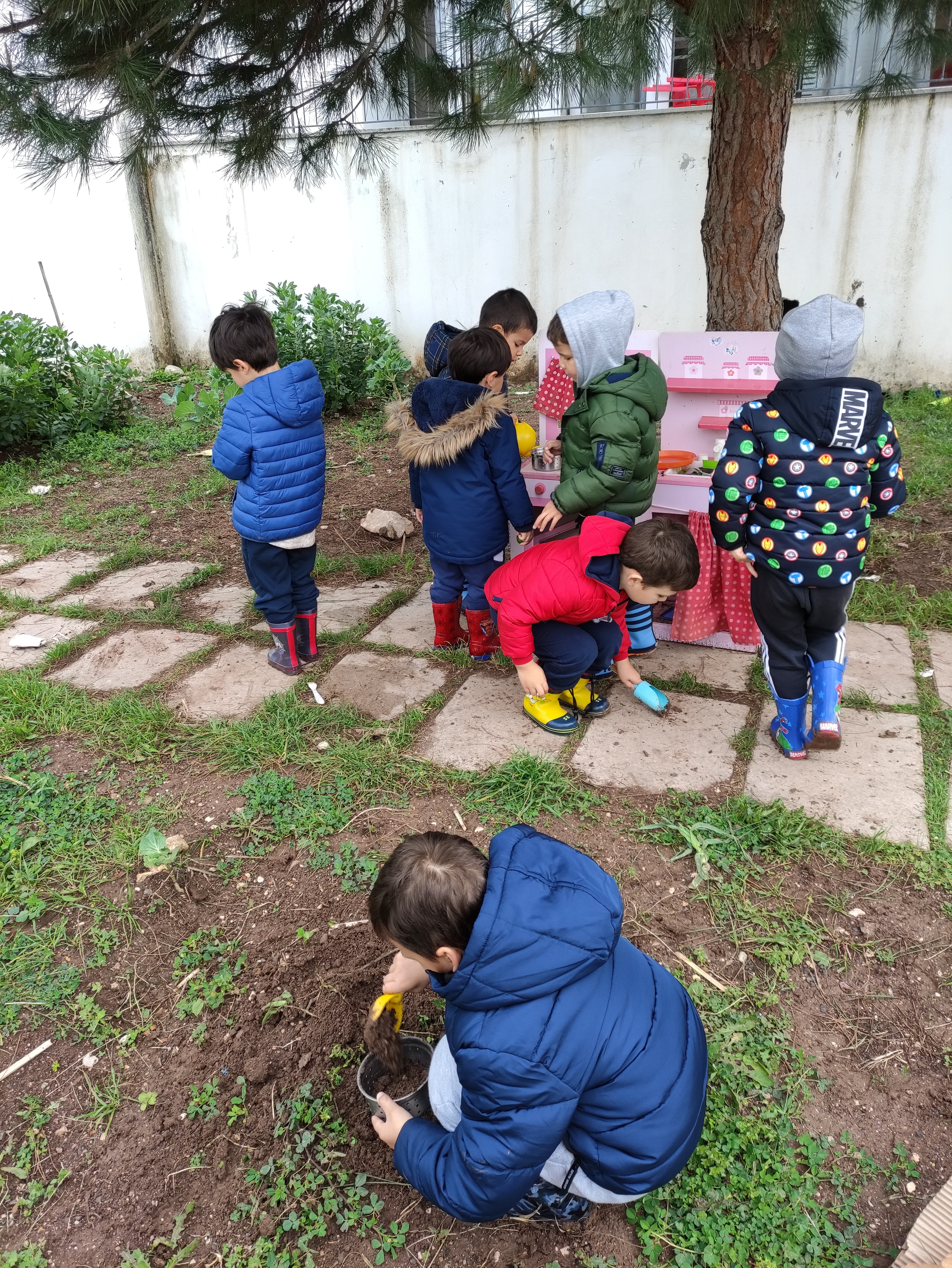 Na horta descobrimos e aprendemos a conhecer novas plantas, bichinhos e animais. Mas também podemos brincar.