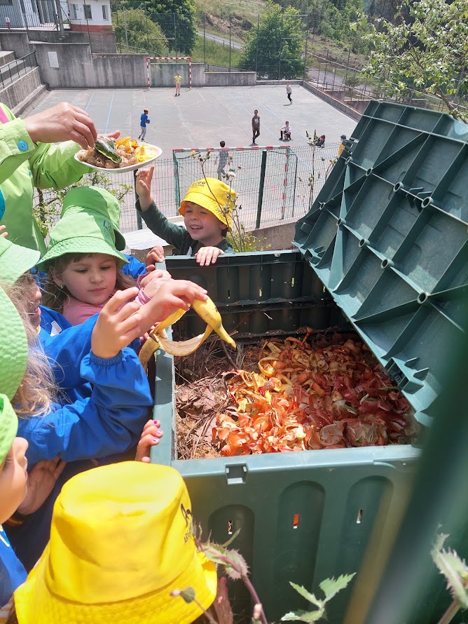 Com apoio do Município criámos um espaço para depositar o sobrante dos lanches e do refeitório. O composto será utilizado na horta.