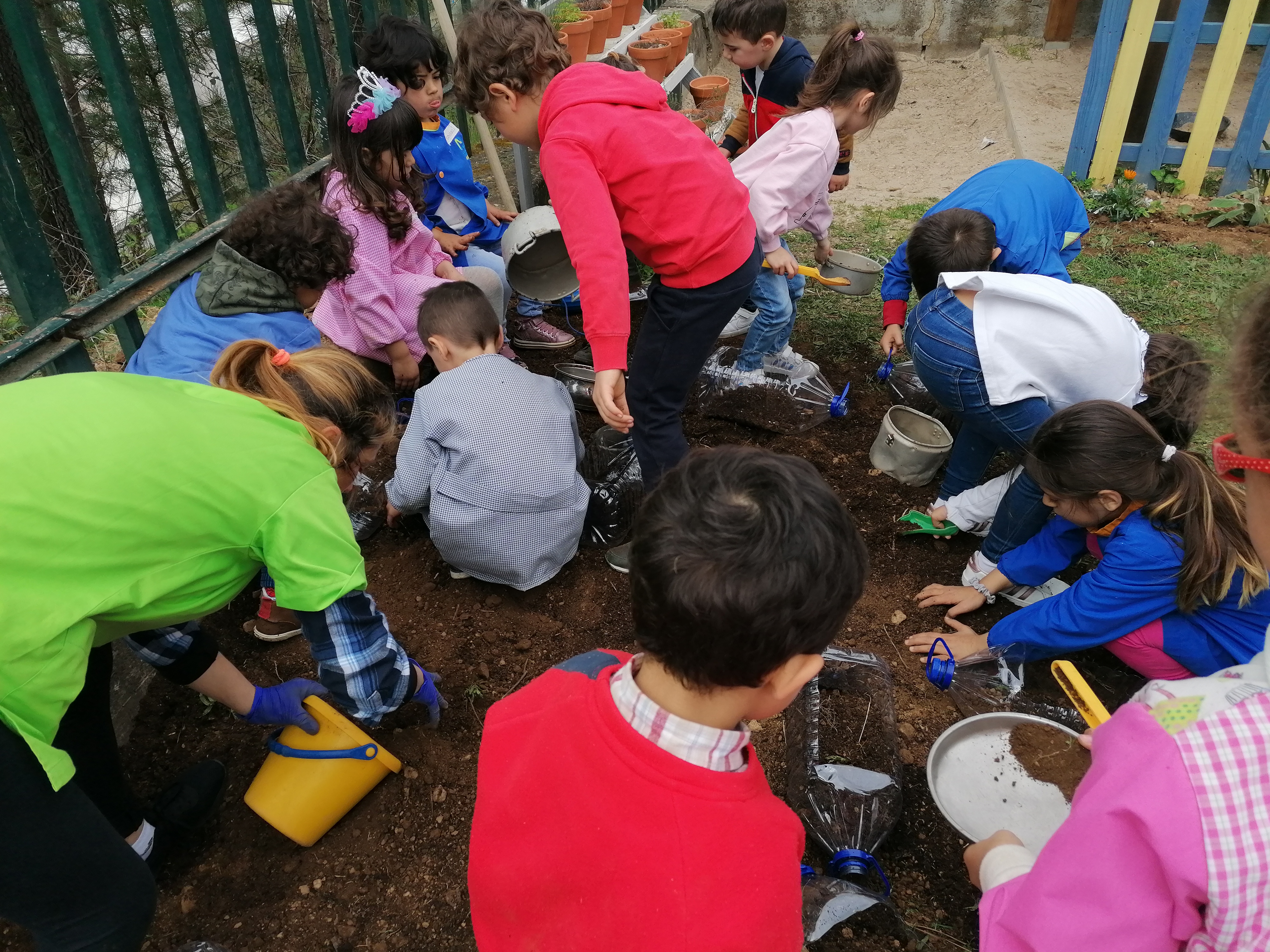Juntamos já algum composto à terra, que foi cedida pelo Município, para encher os garrafões e plantar os morangueiros.