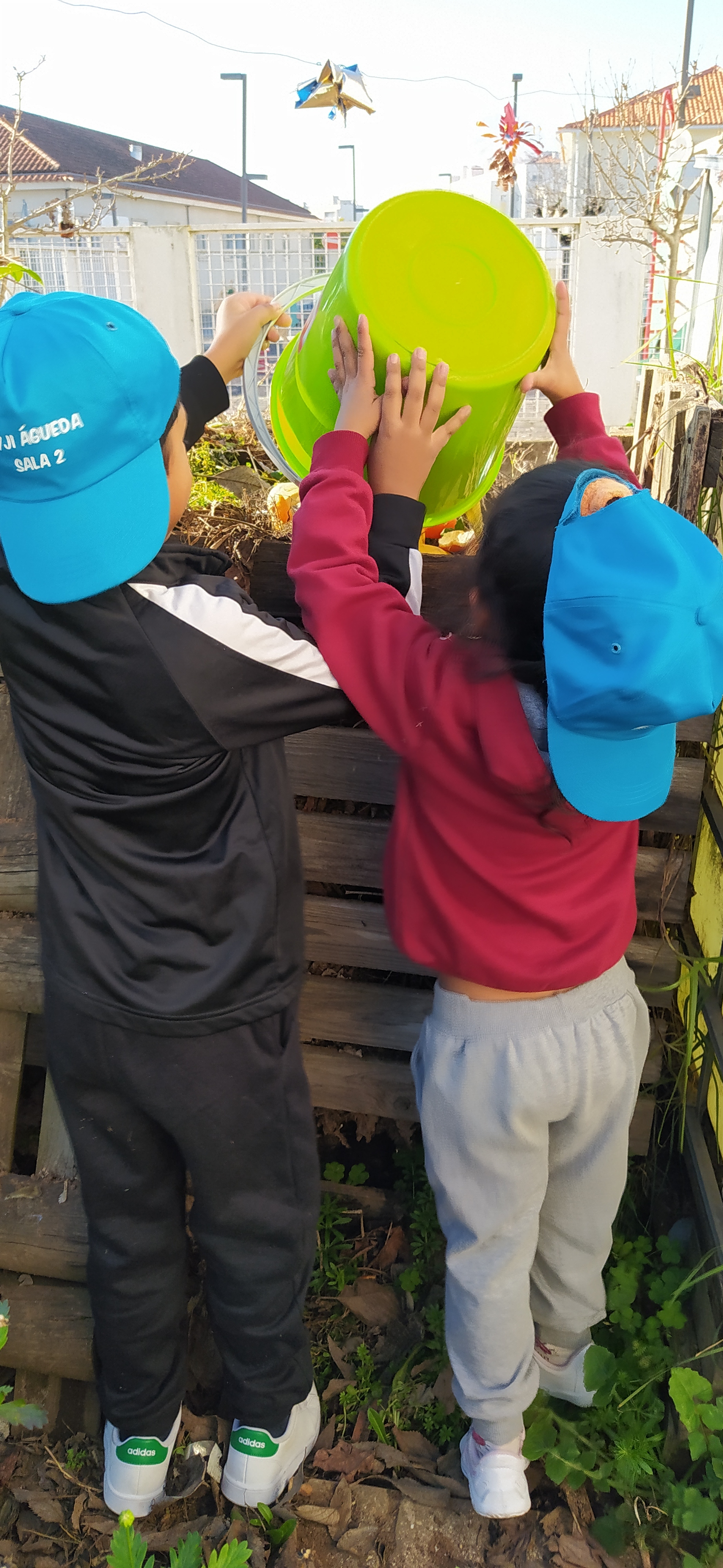 Do compostor que regularmente utilizamos para colocar as cascas da fruta, borras de café e cascas de ovos que as crianças trazem de suas casas, foi retirado composto que se colocou nos morangueiros. e agora aguardamos que na horta as plantas cresçam.