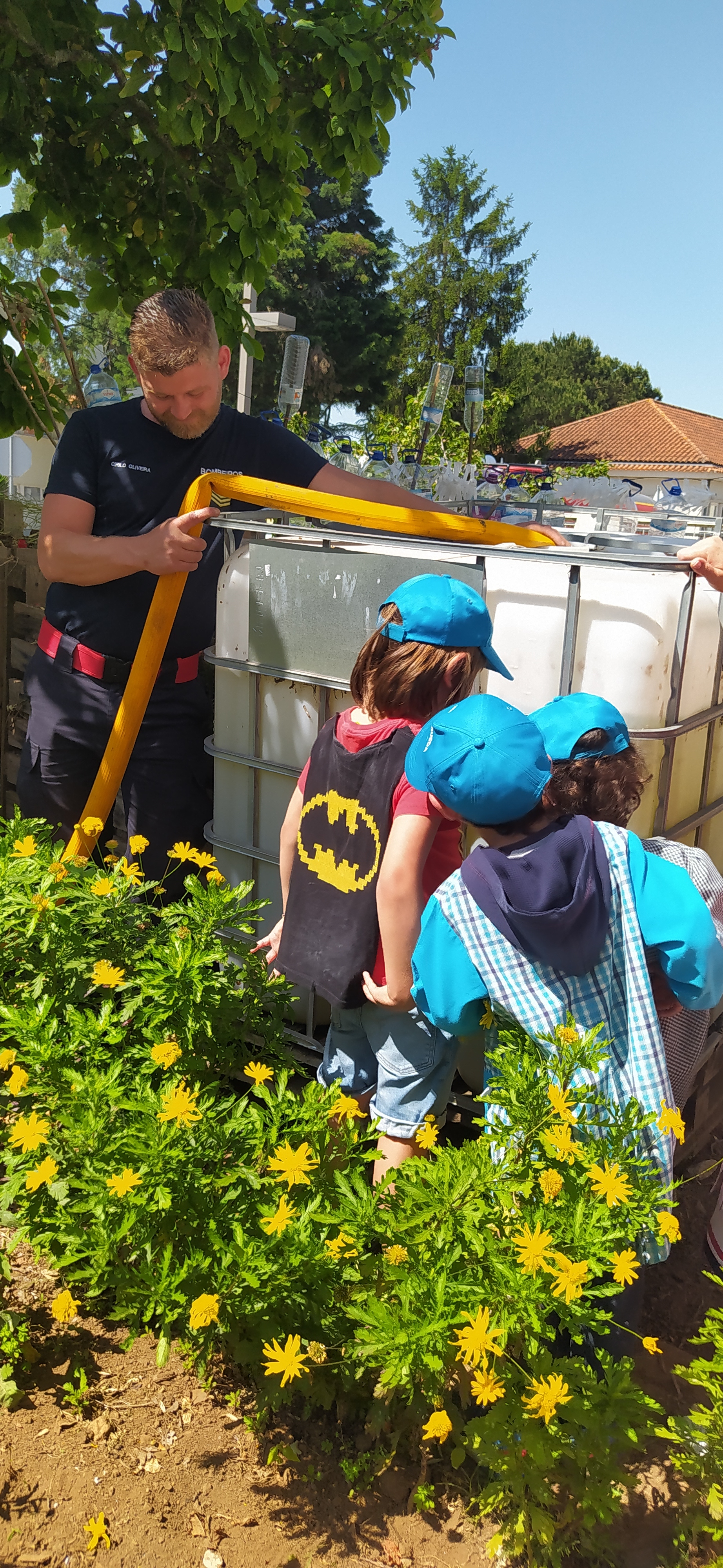 A água do tanque faltou. Pediu-se a colaboração dos Bombeiros que amavelmente nos trouxeram água do rio de Águeda. Encheram o tanque e ainda nos regaram toda a horta e jardim, que estava tudo seco. Ficaram maravilhadas pelo poder da Água!