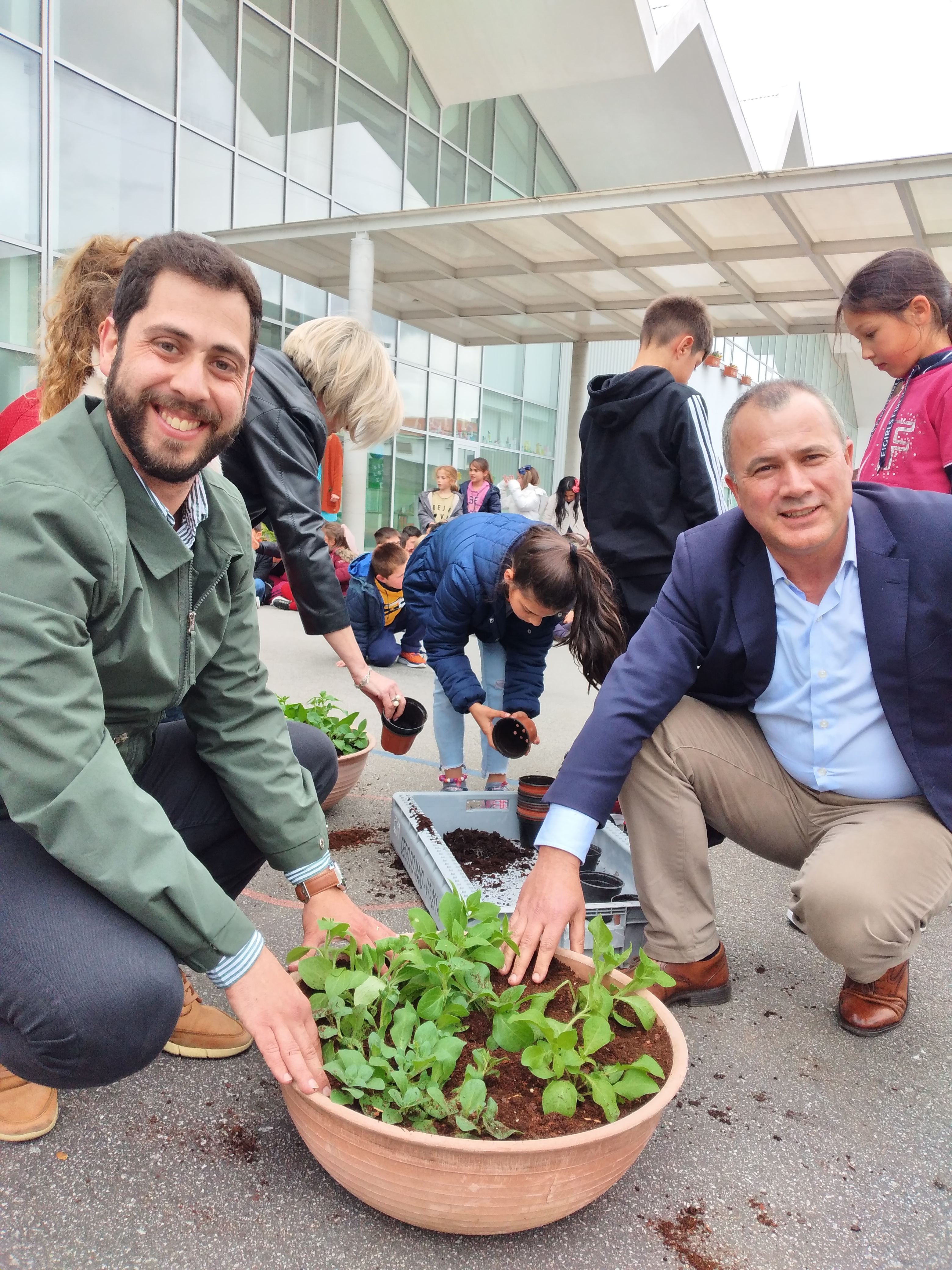 O Dia da Terra foi comemorado com novas plantações contando com a presença do sr Vereador do Pelouro do ambiente da Câmara Municipal de Paredes e do sr engenheiro João Costa, grandes parceiros da escola.