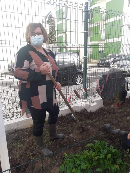 Professora Coordenadora 1º ano, na preparação do terreno