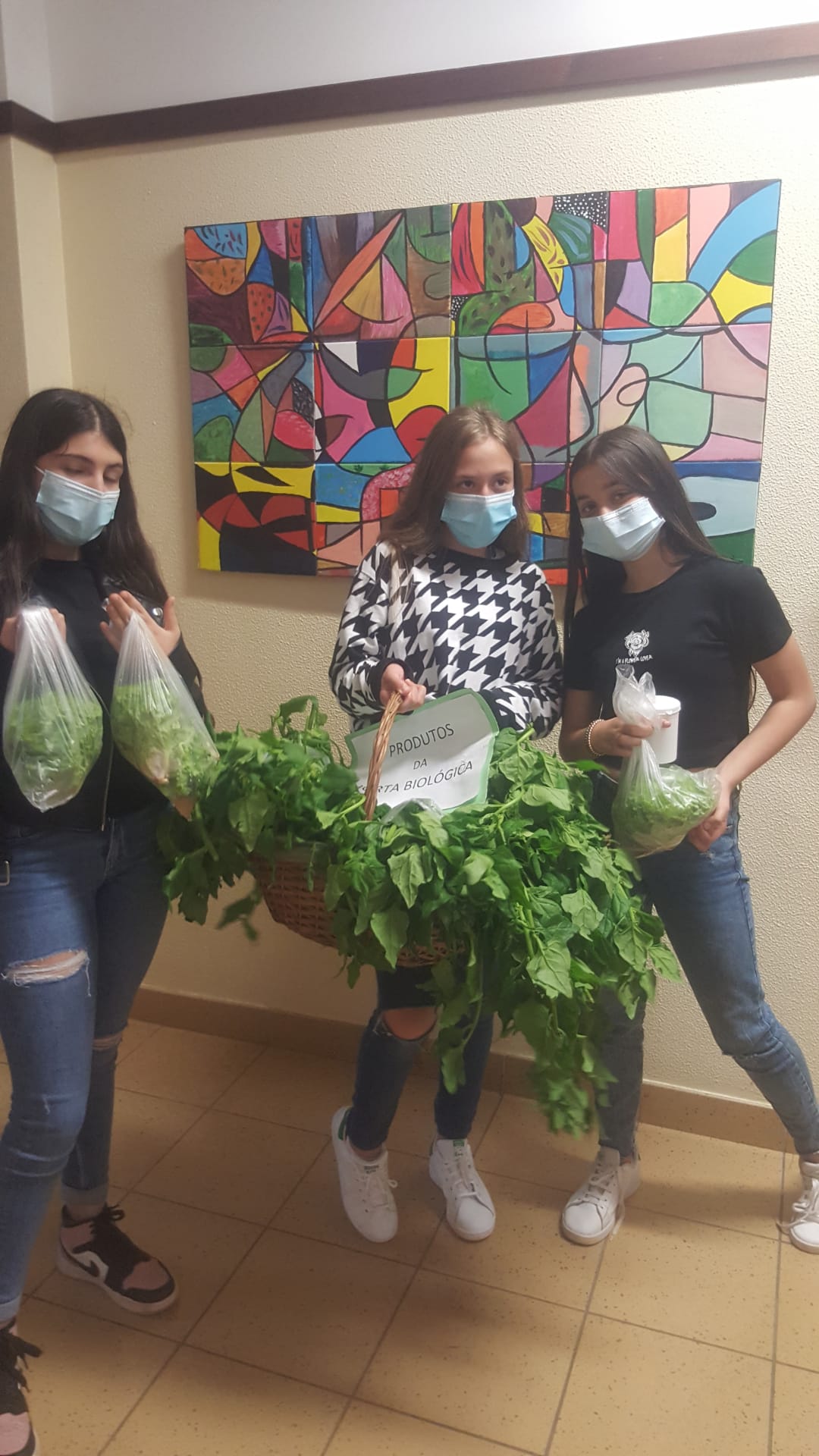 Fase final - Alunas, da Brigada-Verde do Projeto Eco-Escolas, a proceder à venda de produtos hortícolas no bar dos professores e dos funcionários da escola.